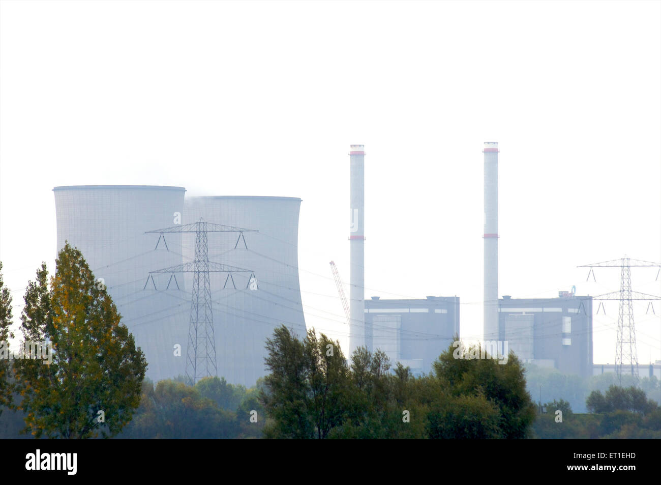 Planta eléctrica con grandes torres de refrigeración en Maasbracht en Limburgo, Holanda Foto de stock