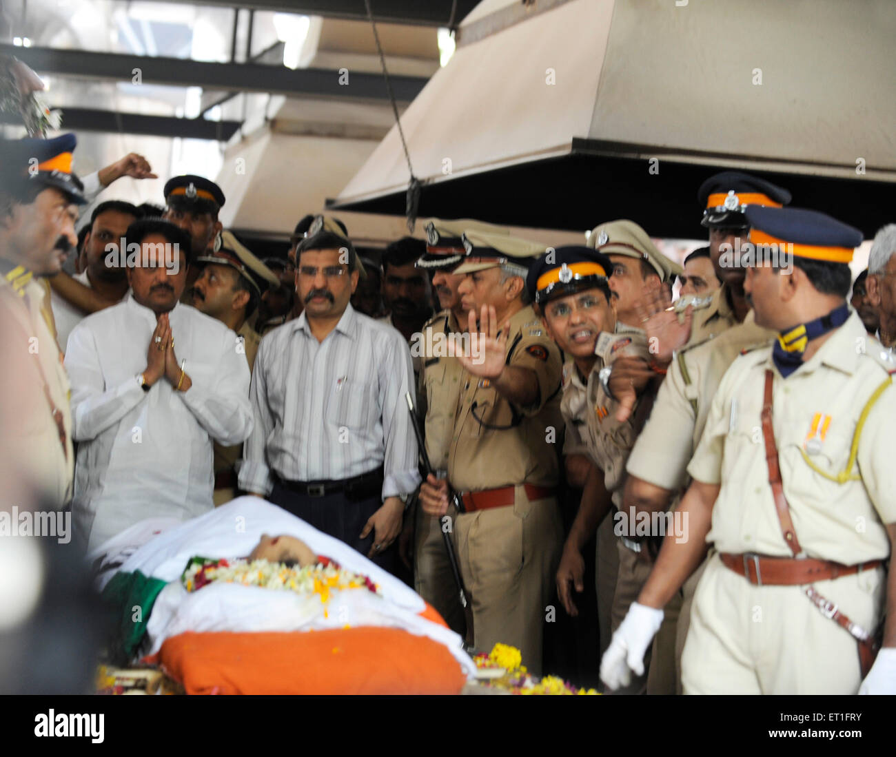 Ceremonia funeraria hindú, Vilasrao Deshmukh, Ministro Principal, Hemant Karkare, Jefe de la Brigada Antiterrorismo, mató a 2008 atentados de Mumbai, Bombay, India Foto de stock