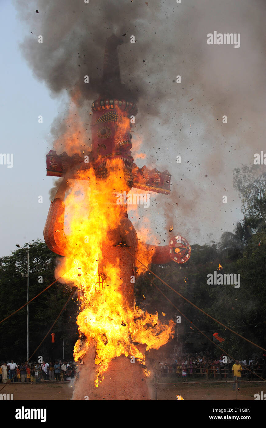 Efigie de ravan quema en festival dussera dusera ; India Foto de stock