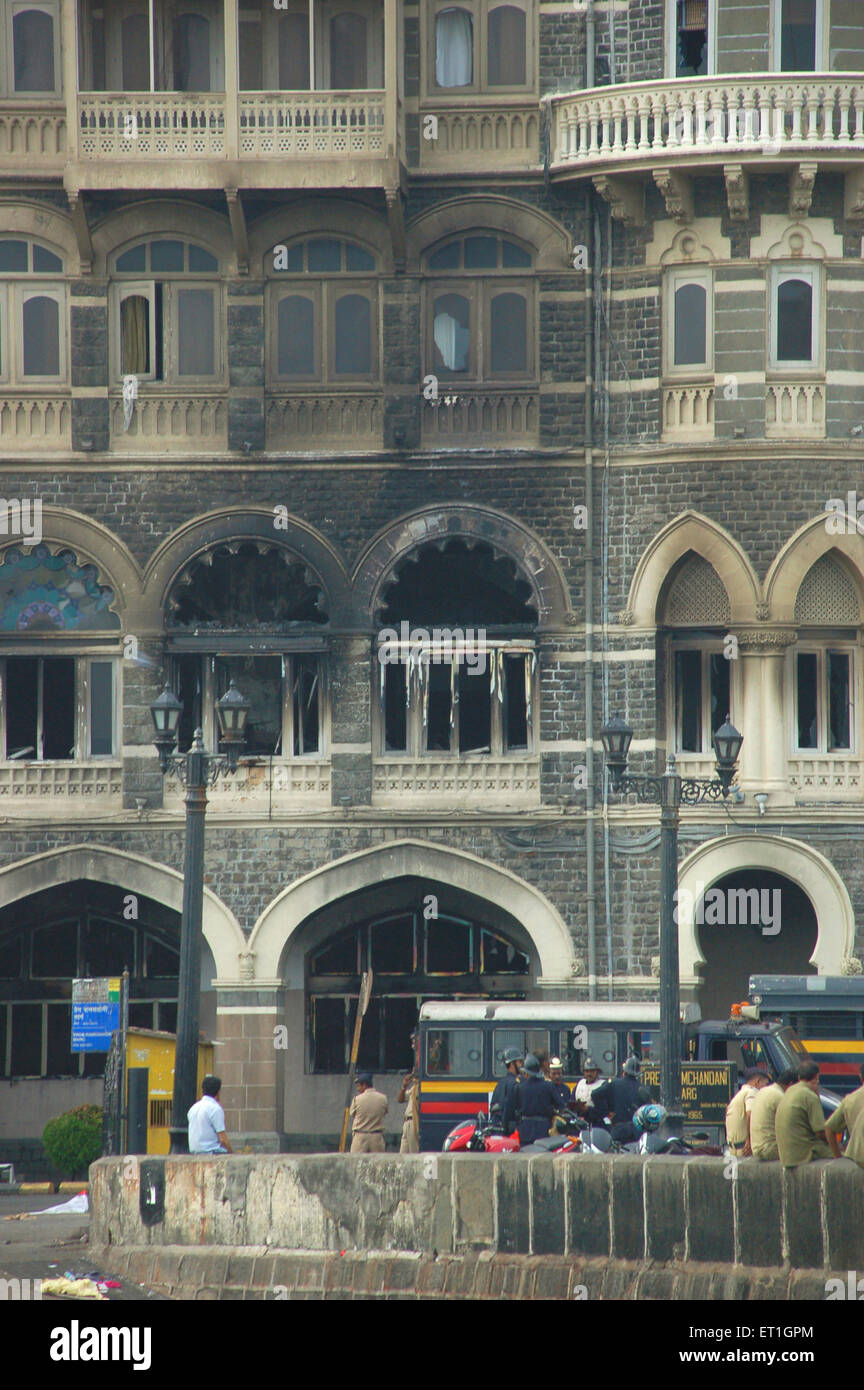 2008 atentados de Mumbai, ventanas dañadas del Taj Mahal Hotel, Gateway of India, Apollo Bunder, Colaba, Bombay, Mumbai, Maharashtra, India Foto de stock