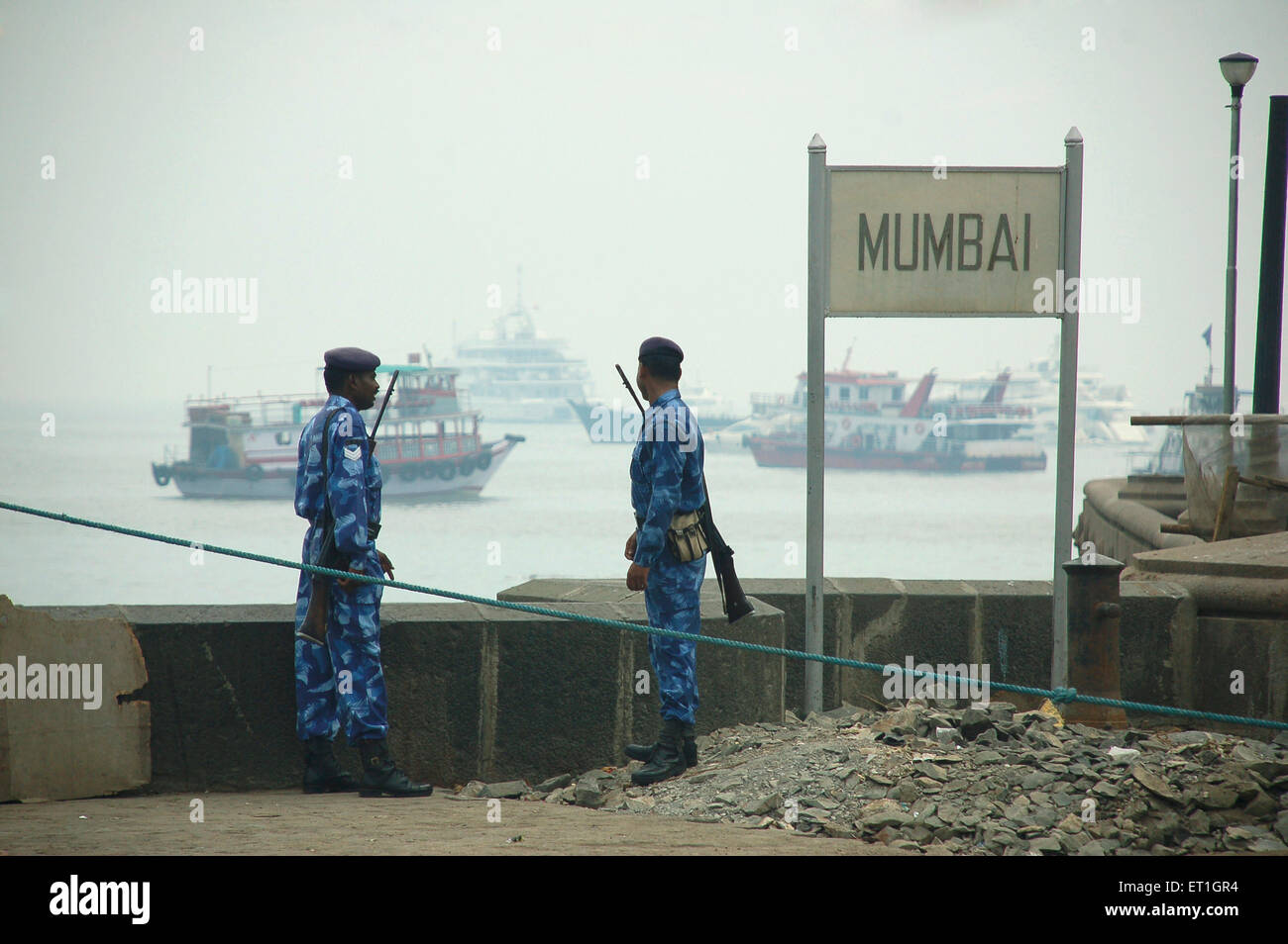 La fuerza de acción rápida de la policía vigilan la zona costera después del ataque terrorista de Deccan Muyahidín ; Bombay Bombay Foto de stock