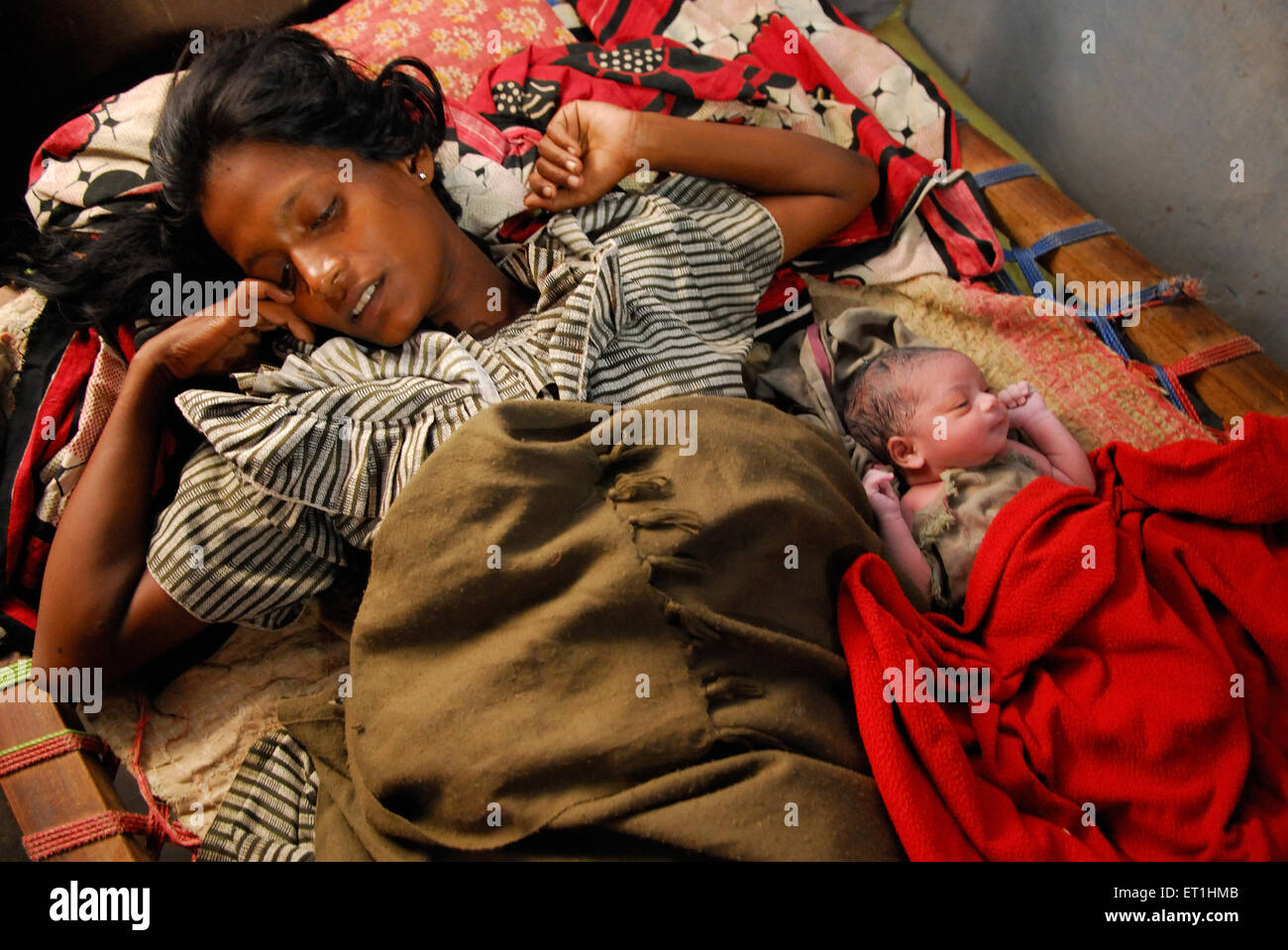 Ho tribus mujer cansado después de entregar el bebé ; ; ; Chakradharpur Jharkhand India No, señor Foto de stock