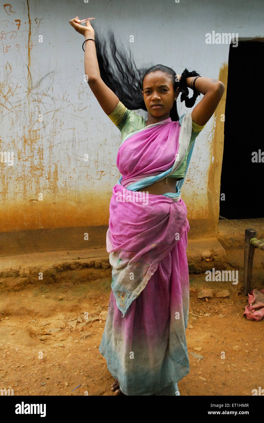 Mujer peinando pelo, tribu Ho, pueblo tribal, Chakradharpur ...