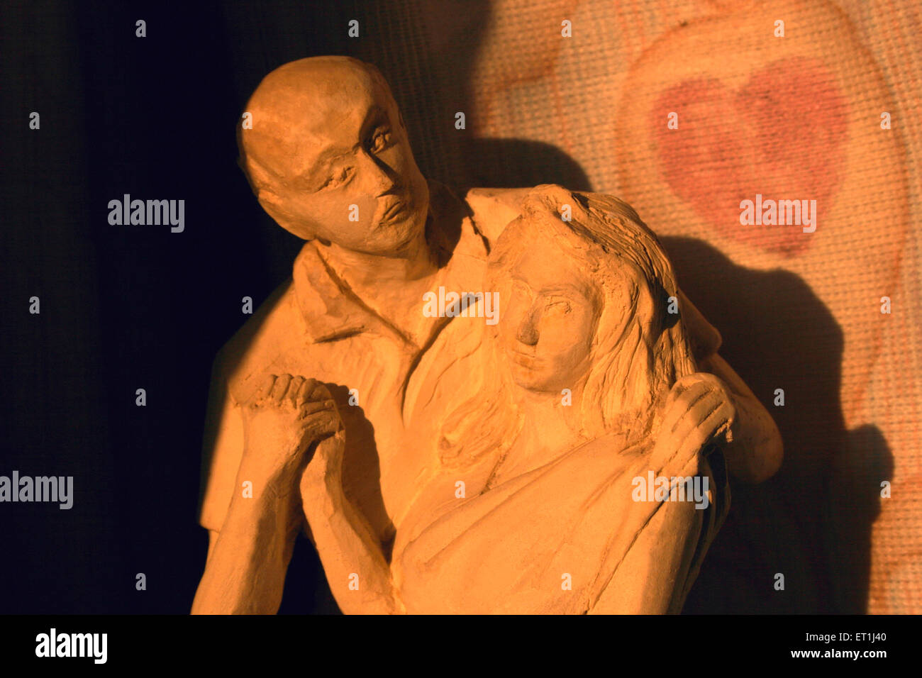 Sunbeam en la estatua de la pareja en pose romántica esculpido con el yeso de París ; ; ; Maharashtra India Pune Foto de stock