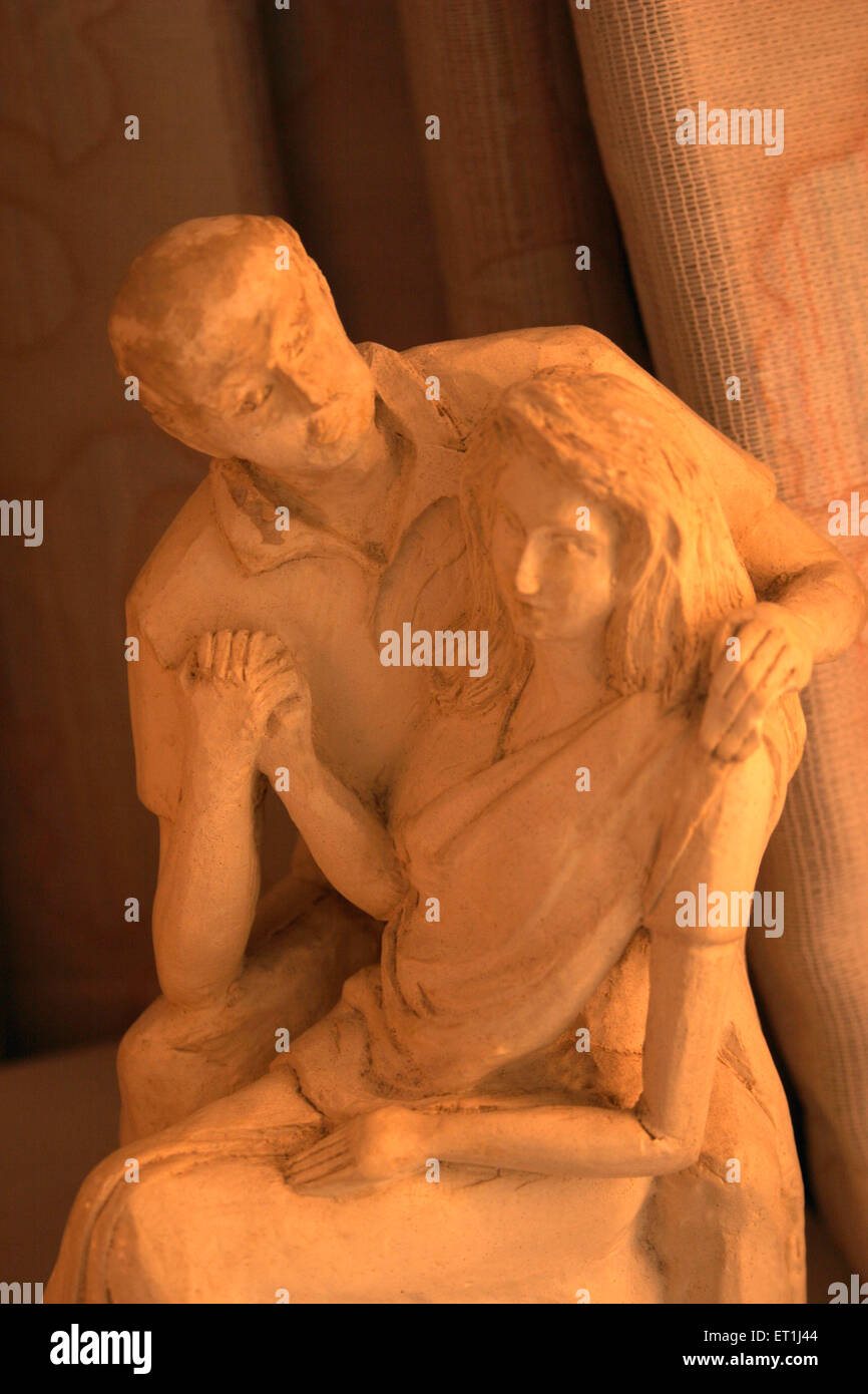 Sunbeam en la estatua de la pareja en pose romántica esculpido con el yeso de París ; ; ; Maharashtra India Pune Foto de stock