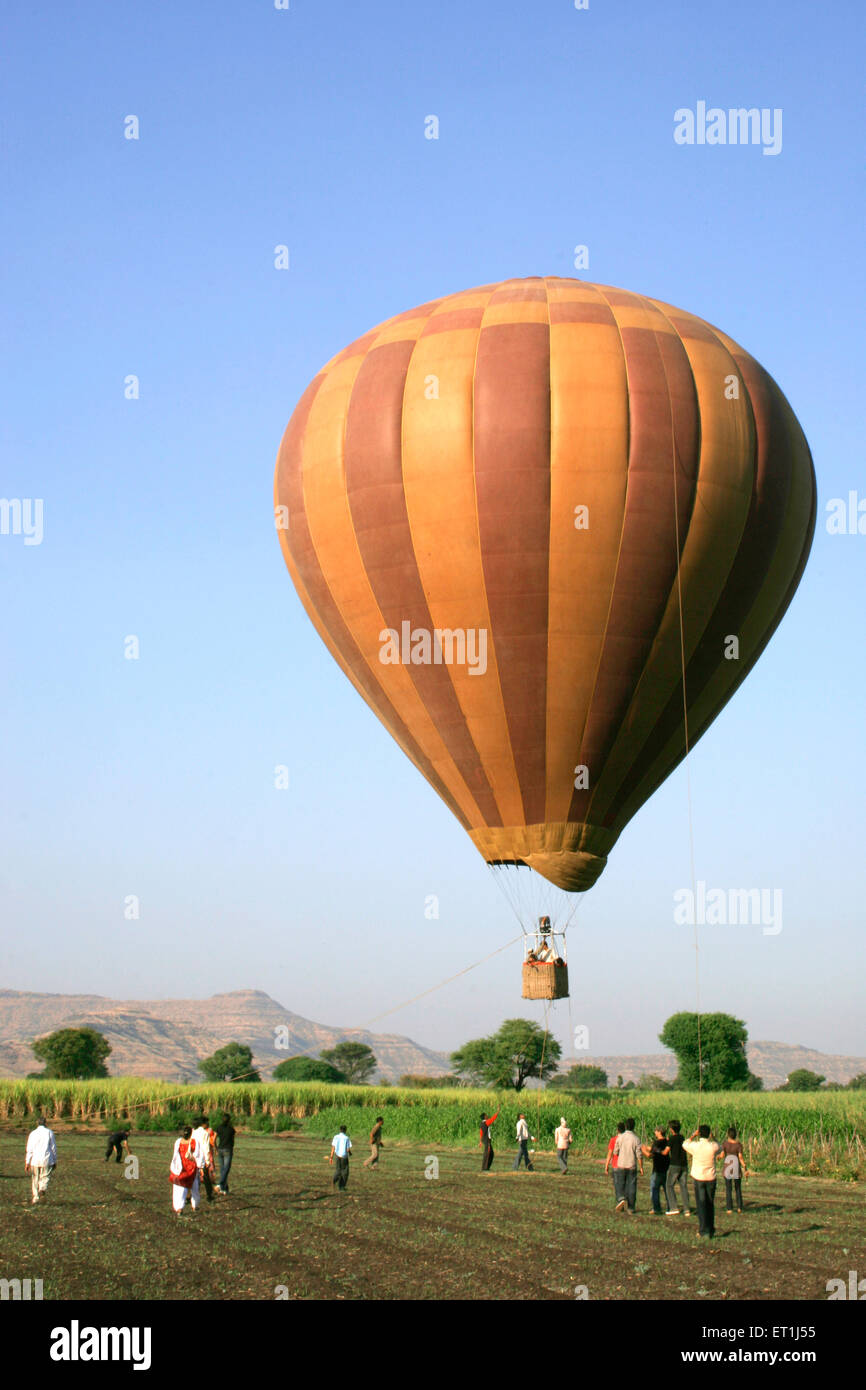 Rayas de color marrón del vuelo en globo de aire caliente por encima de las granjas de caña de azúcar Wai ; ; ; Maharashtra India Foto de stock