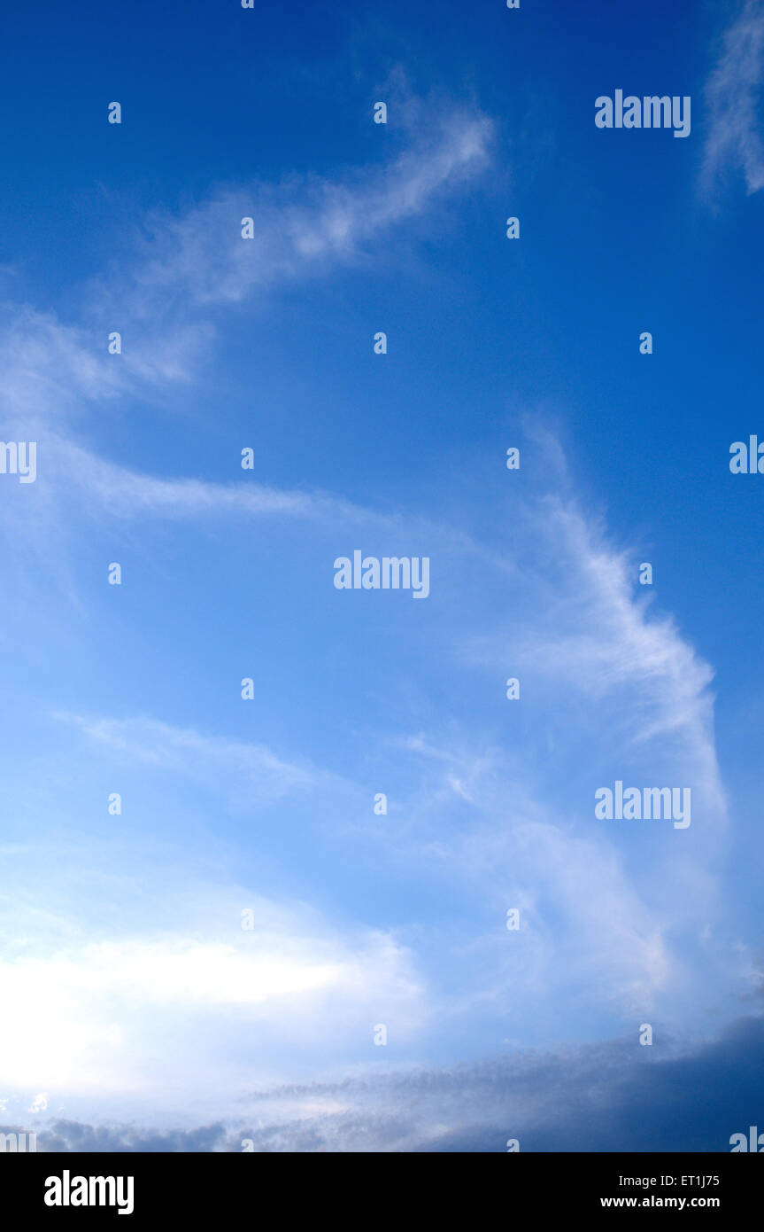 La formación de nubes blancas contra el cielo azul ; el 4 de junio de 2008 Foto de stock