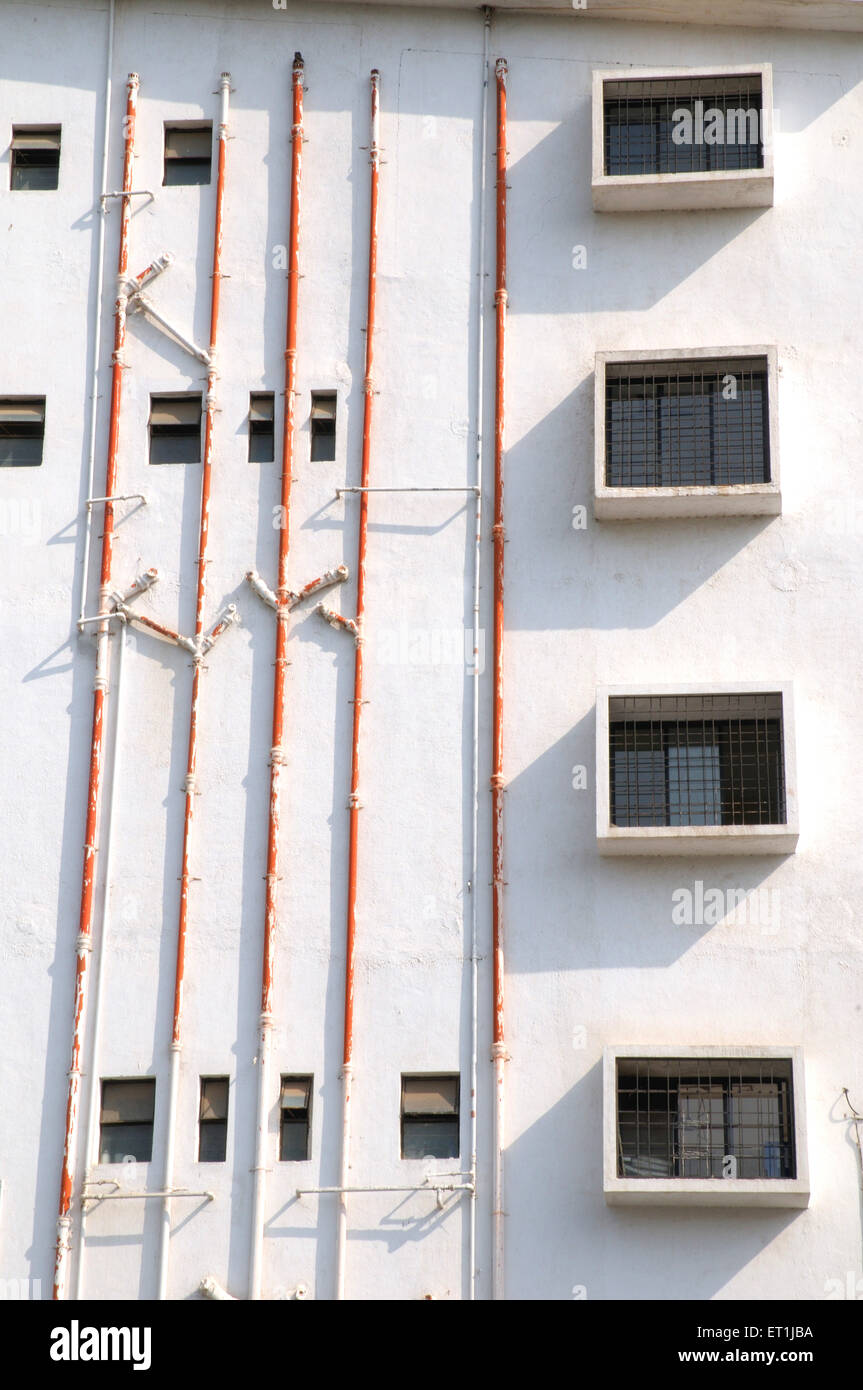Ventanas con tuberías de drenaje ; Instituto sinhagad ; Pune ; Maharashtra ; India Foto de stock