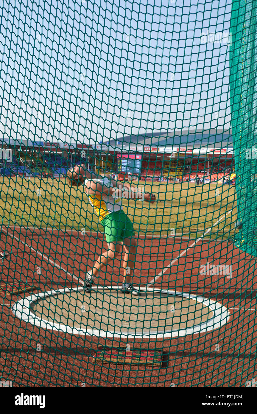 Atleta intenta el lanzamiento de martillo en los terceros juegos de la Juventud del Commonwealth ; ; Pune India Maharashtra Foto de stock