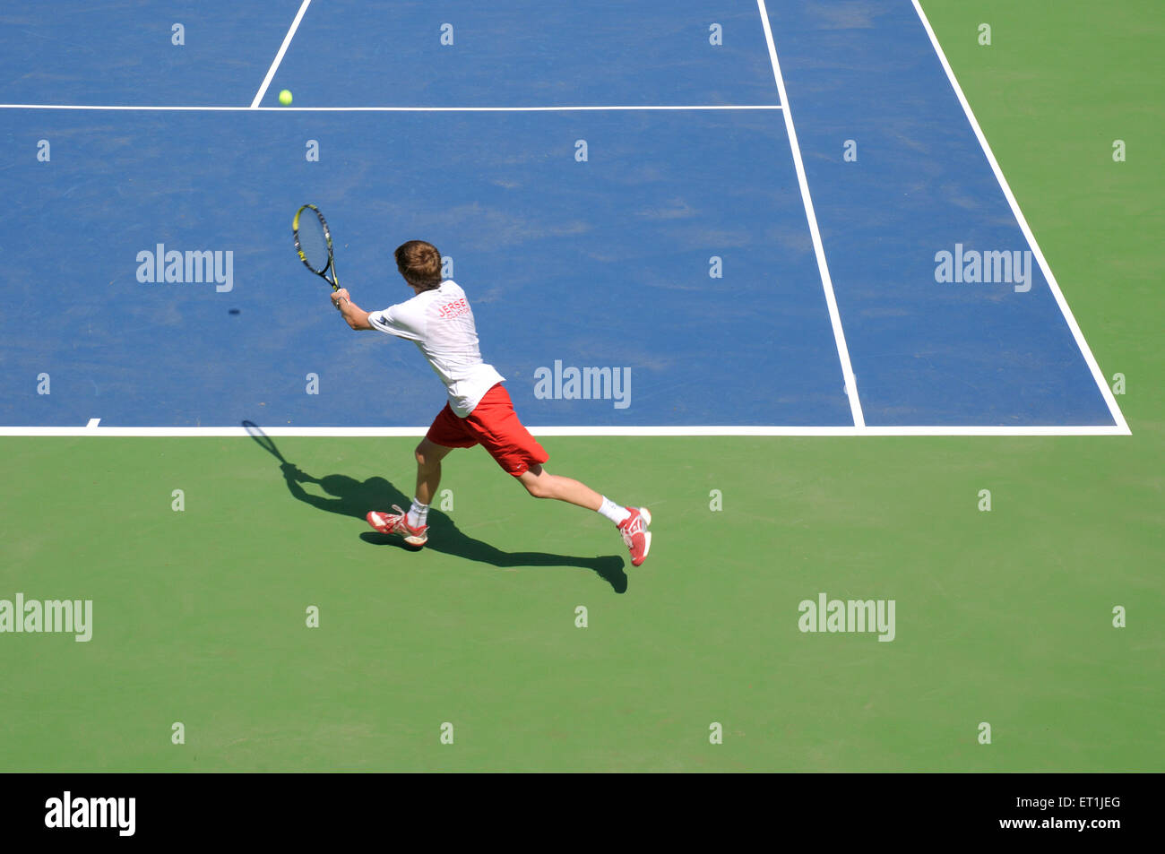 Scott Clayton, jugador de tenis británico, jugando al tenis de mano trasera, Pune, Maharashtra, India, Asia Foto de stock