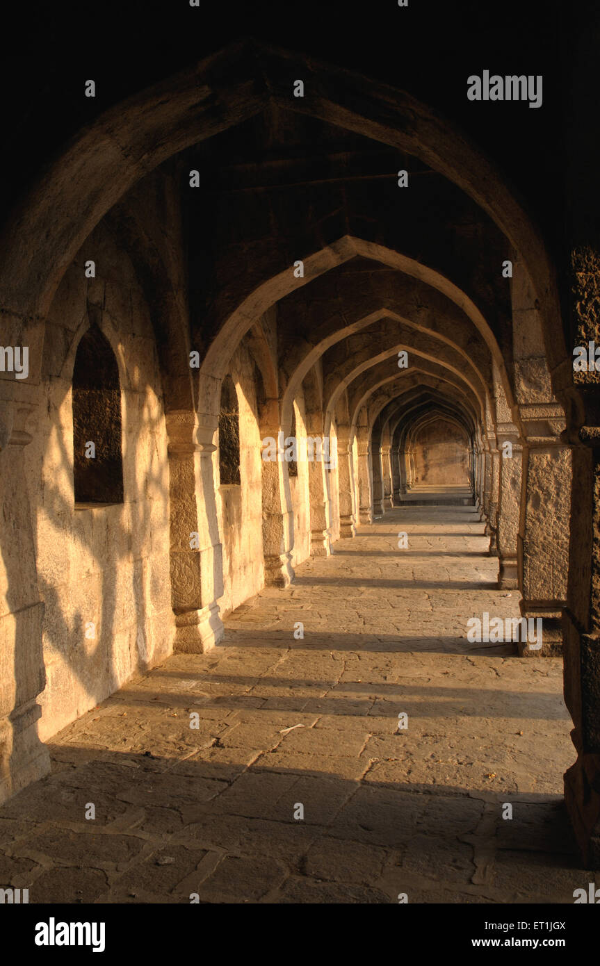 Antiguo edificio con arcos y pilares ; Pune ; Maharashtra ; India ; Asia ; Asiático ; indio Foto de stock