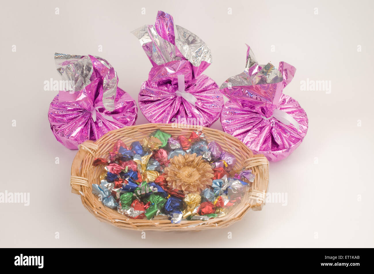 Papel para envolver con chocolate, cesta de caña empaquetada Fotografía de  stock - Alamy