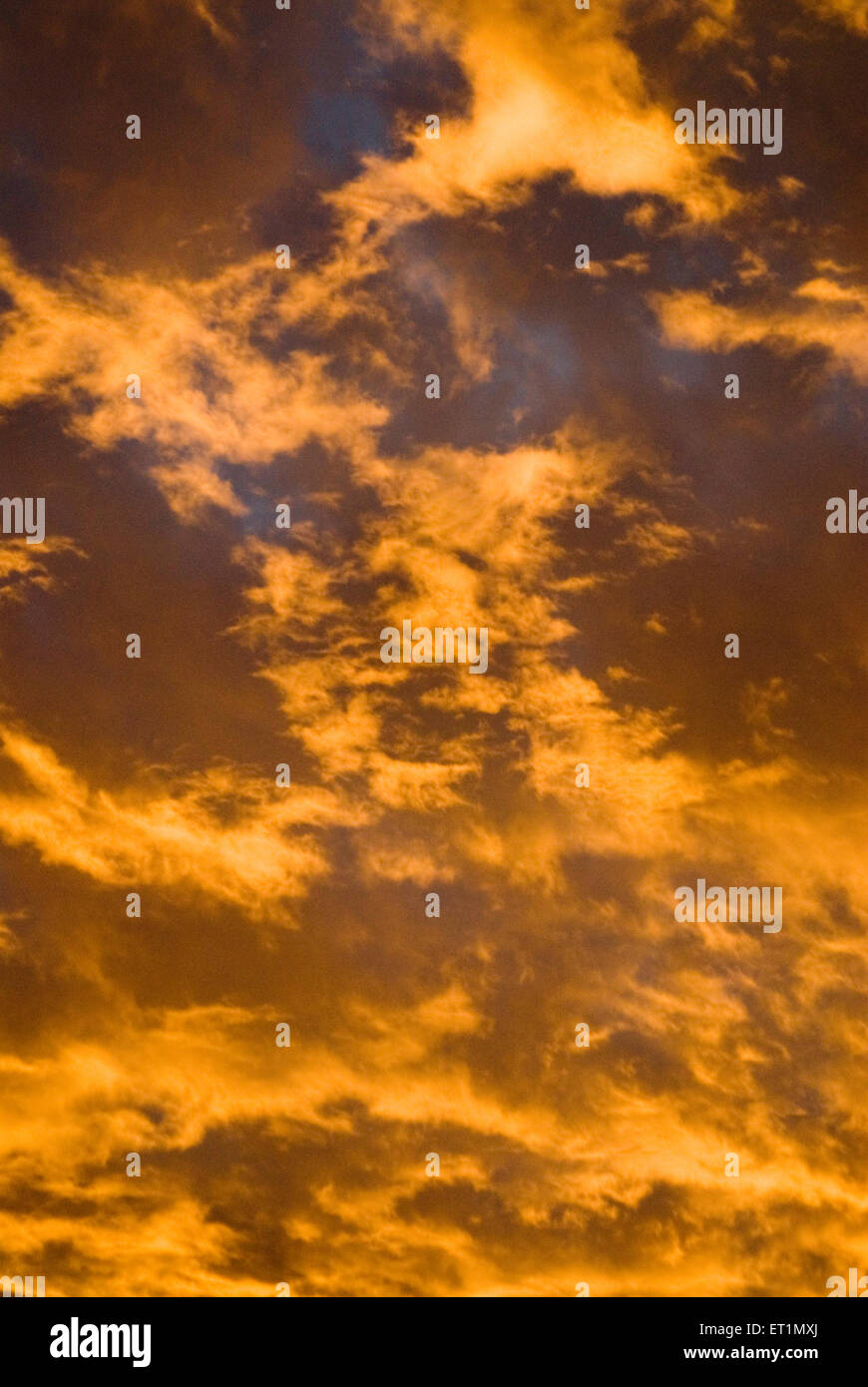 cielo naranja nubes amarillas amanecer mañana Foto de stock