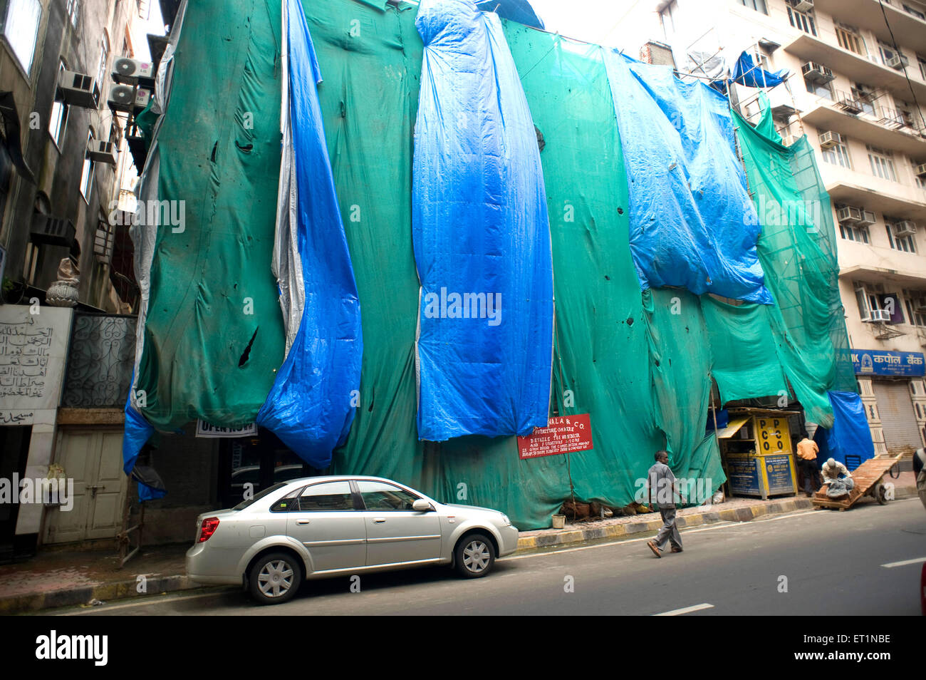 Lona cubierta de lona de plástico cortina impermeable en el sitio de construcción del edificio en Bombay Mumbai Maharashtra India Foto de stock