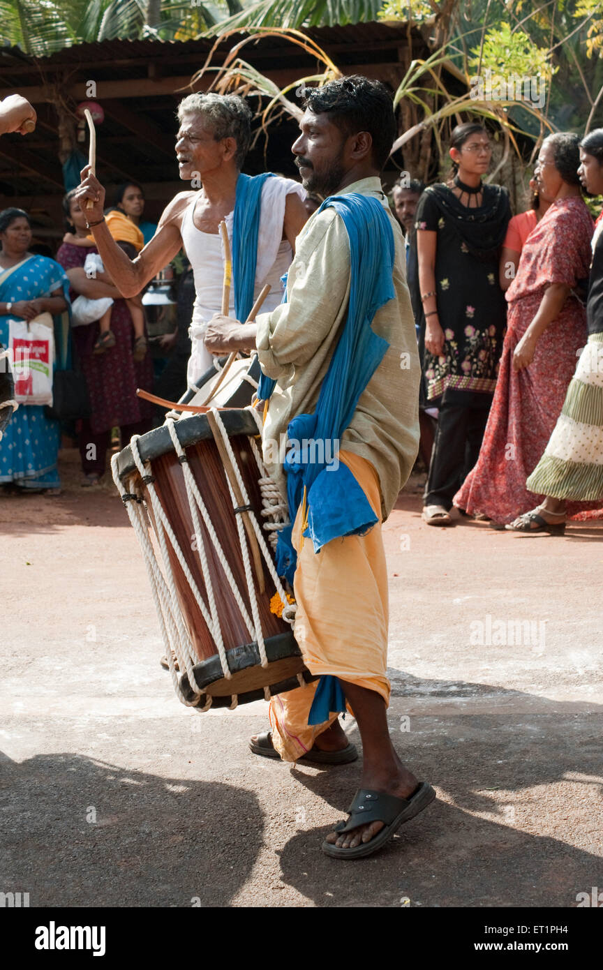 Músicos tocando tambores jendai Kerala India NOMR ; ; Foto de stock