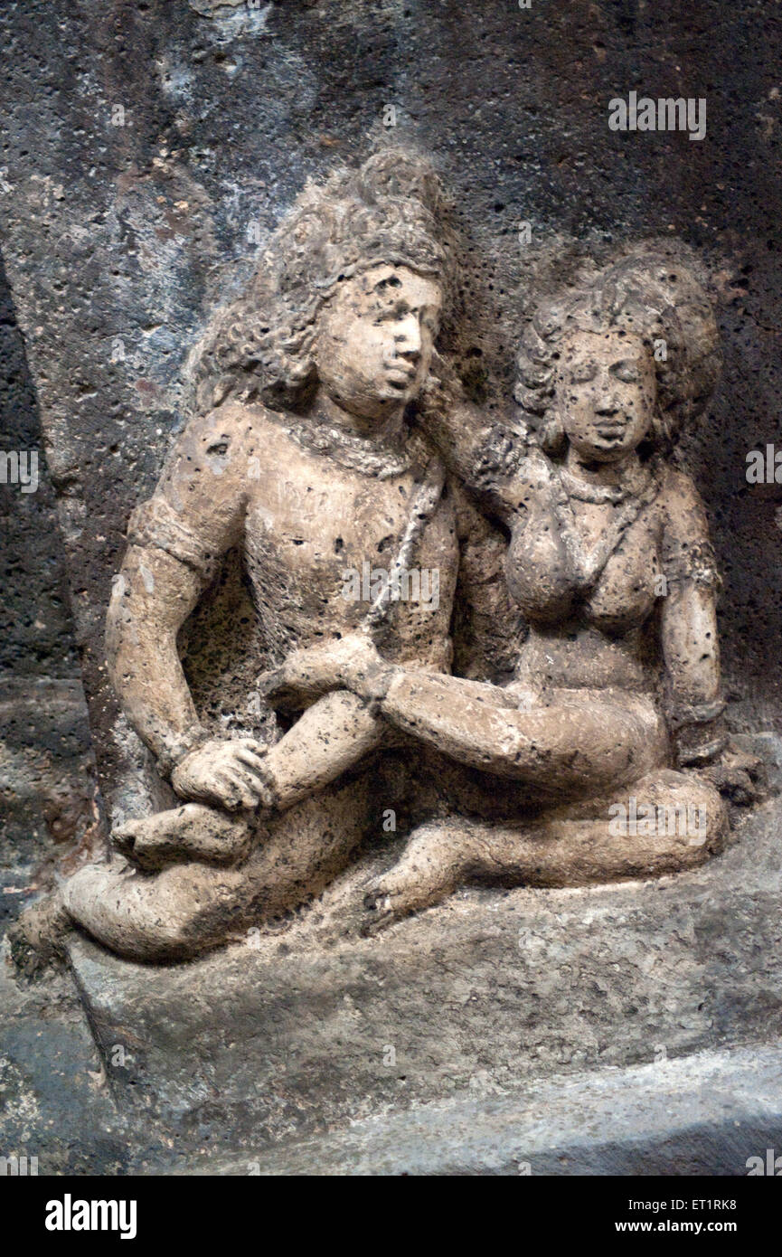 Hombre y mujer esculpido en el techo de las cuevas de Ajanta Aurangabad ; ; ; Maharashtra India Foto de stock