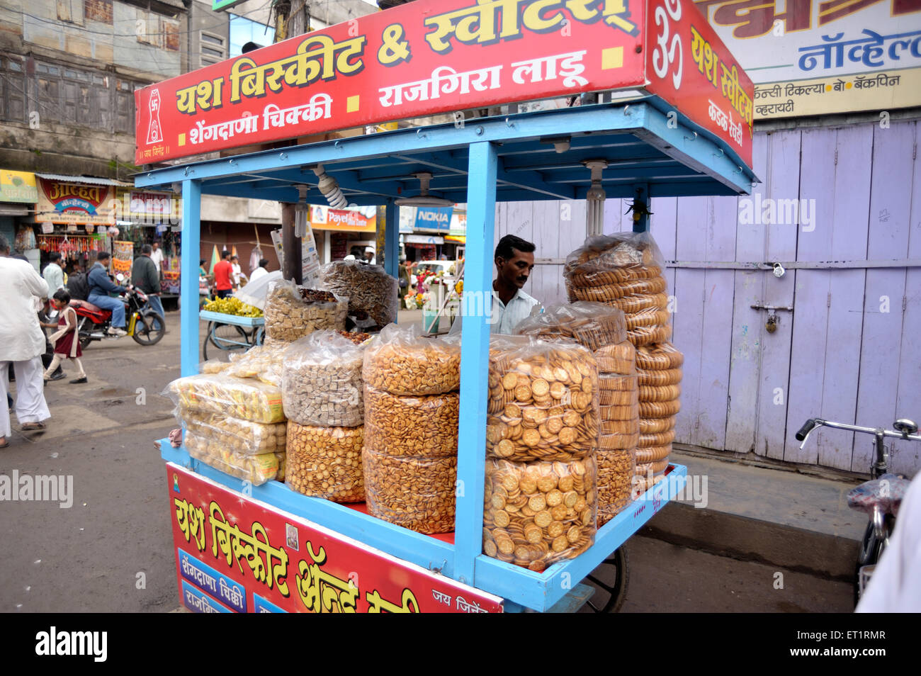 Galletas de diferentes tamaños y tiendas venden en carro en sangli Maharashtra India Asia Foto de stock
