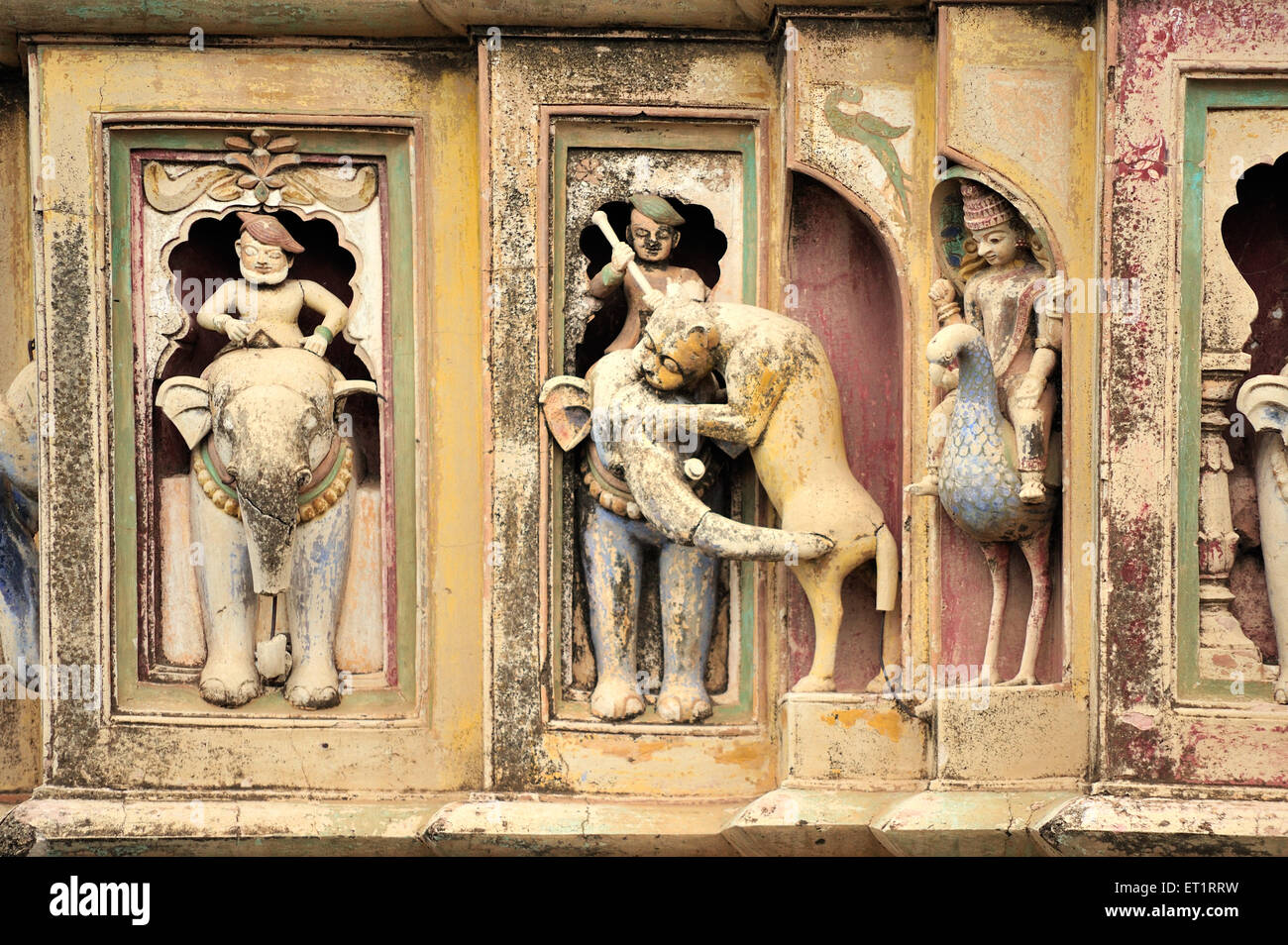 Escultura león atacando peacock elefante, Templo de Narsiha, Nira Narsingpur, Indapur taluka, distrito de Pune, Maharashtra, India, Asia, Asia, India Foto de stock