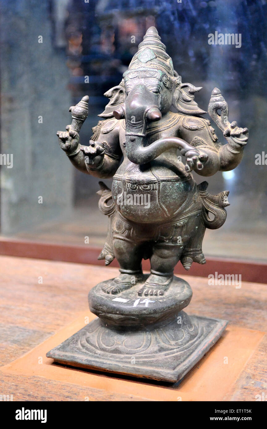 Estatua de bronce de Ganesha en la dinastía chola meenakshi templo madurai Tamilnadu, India Asia Foto de stock