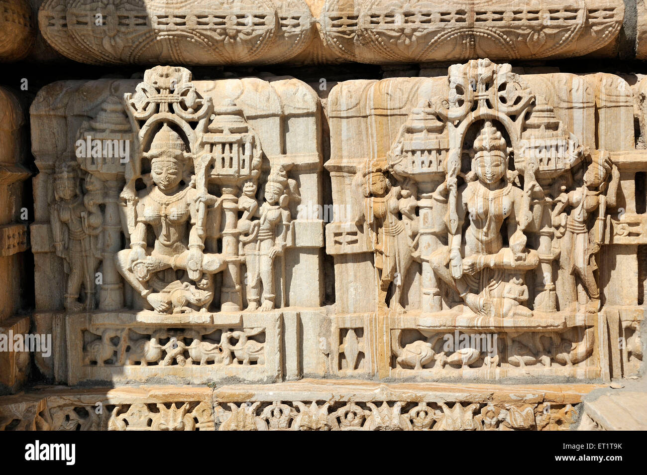 Tallando sobre Jain temple deori shwetambar sat bis en chittorgarh Rajastán India Asia Foto de stock