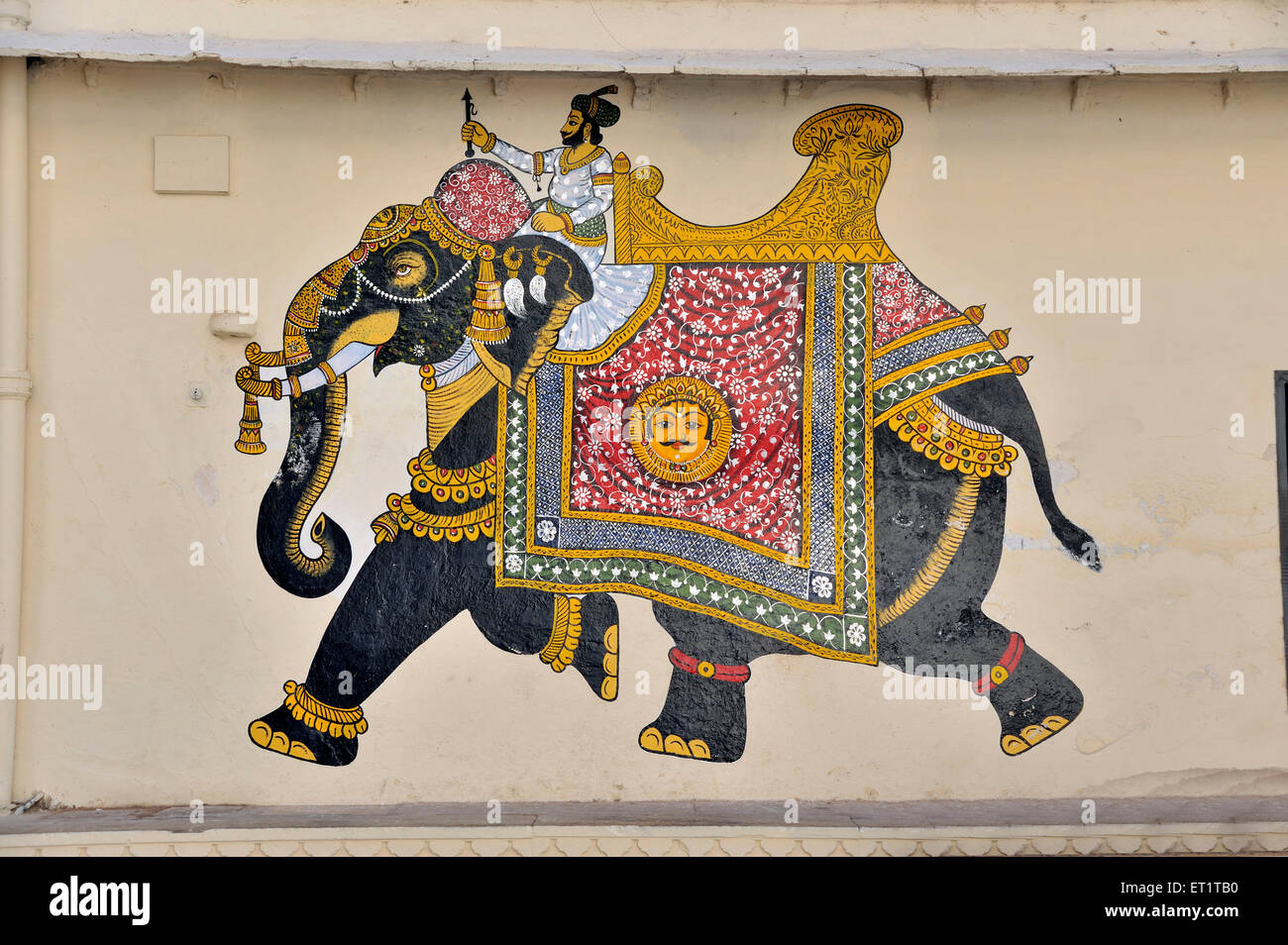 La pintura mural de elefantes en el museo del palacio de la ciudad de Udaipur en Rajasthan india Asia Foto de stock