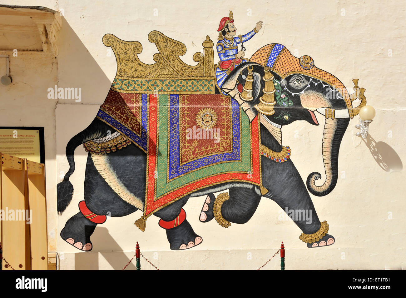La pintura mural de elefantes en el museo del palacio de la ciudad de Udaipur en Rajasthan india Asia Foto de stock