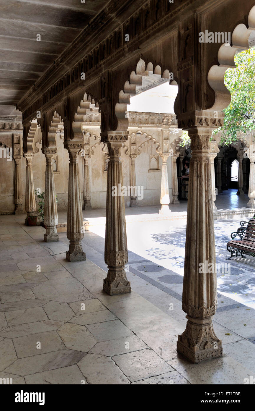 Los arcos decorativos en el museo del palacio de la ciudad de Udaipur Rajastán India Asia Foto de stock