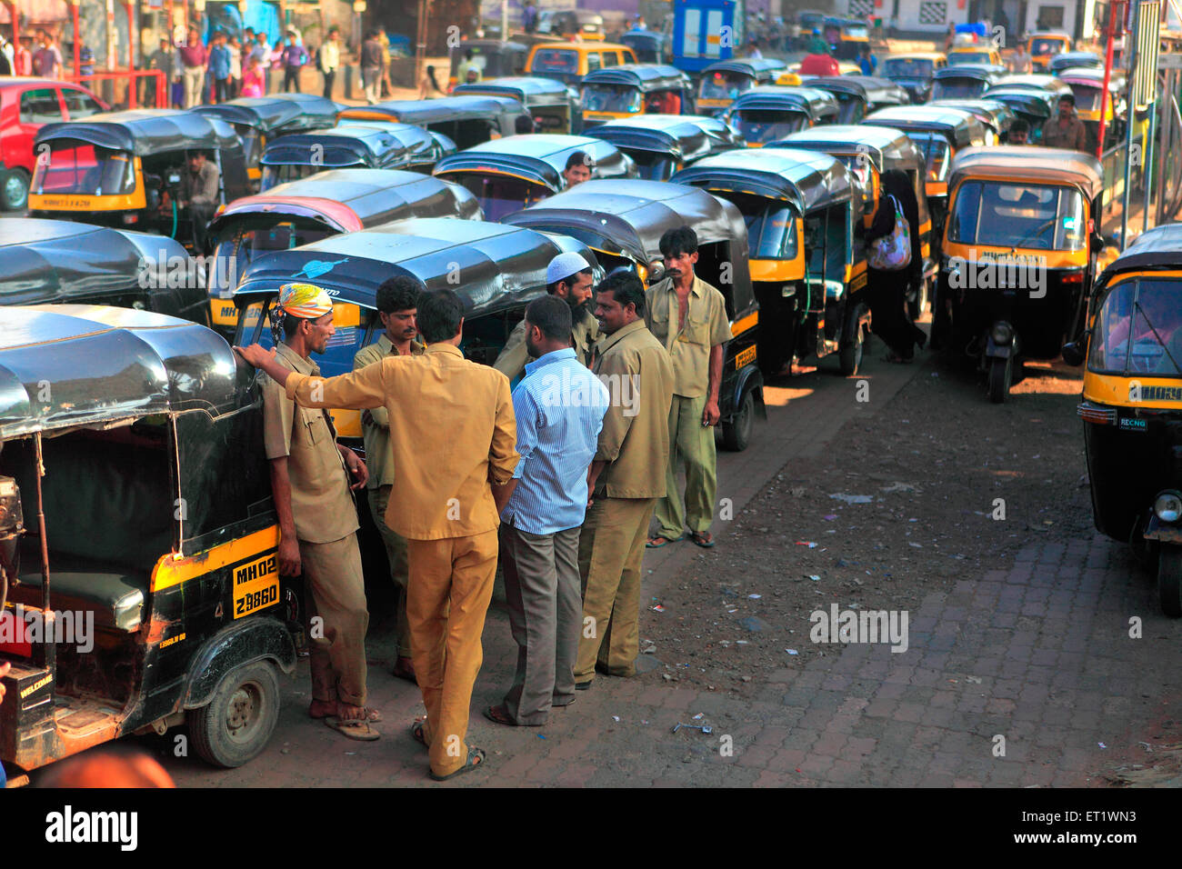 Conductores de rickshaw en Bandra Bombay Mumbai Maharashtra India Asia Foto de stock