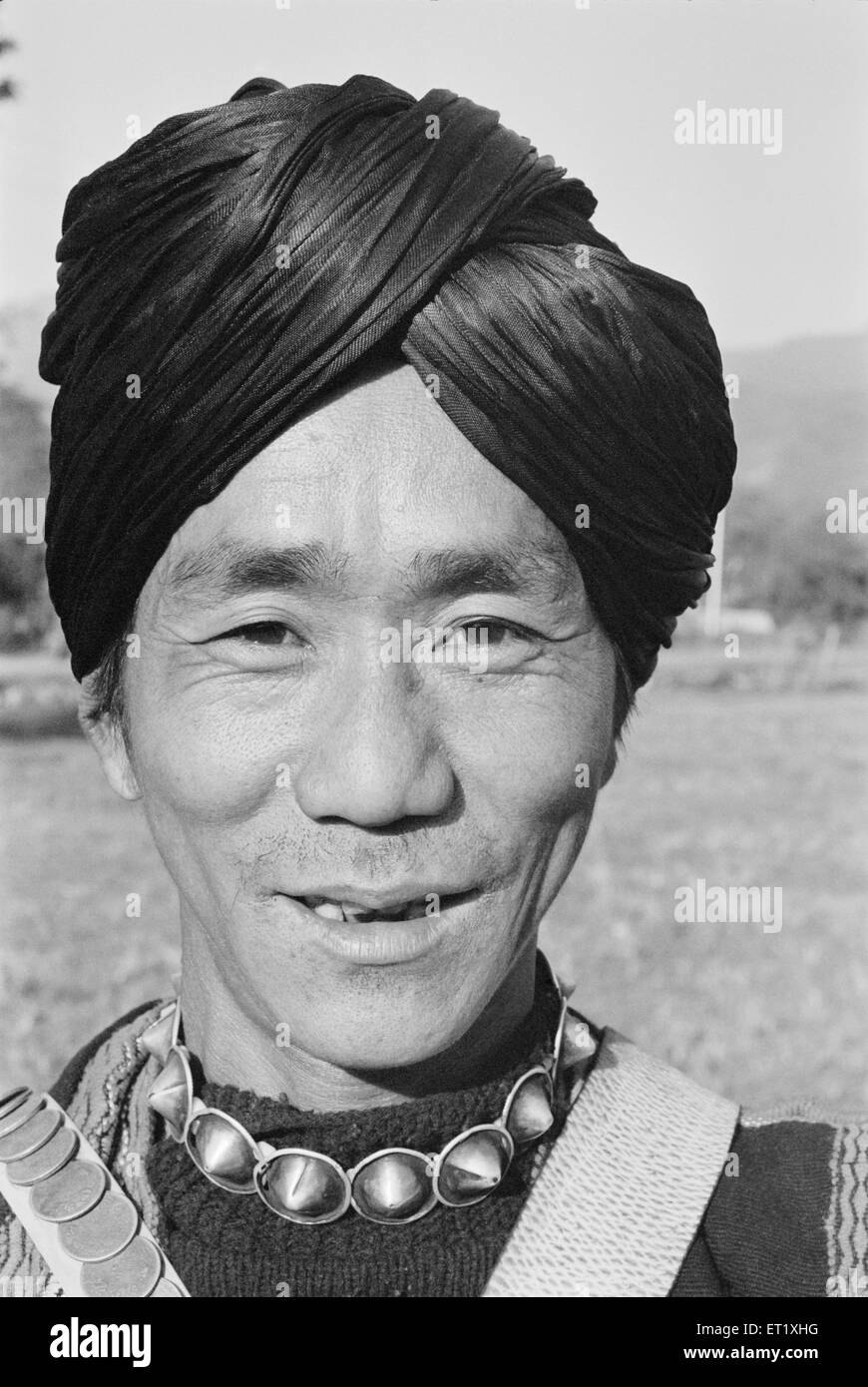 Hombre de Idu Mishmi tribu ; Arunachal Pradesh ; India 1982 NO SEÑOR Foto de stock