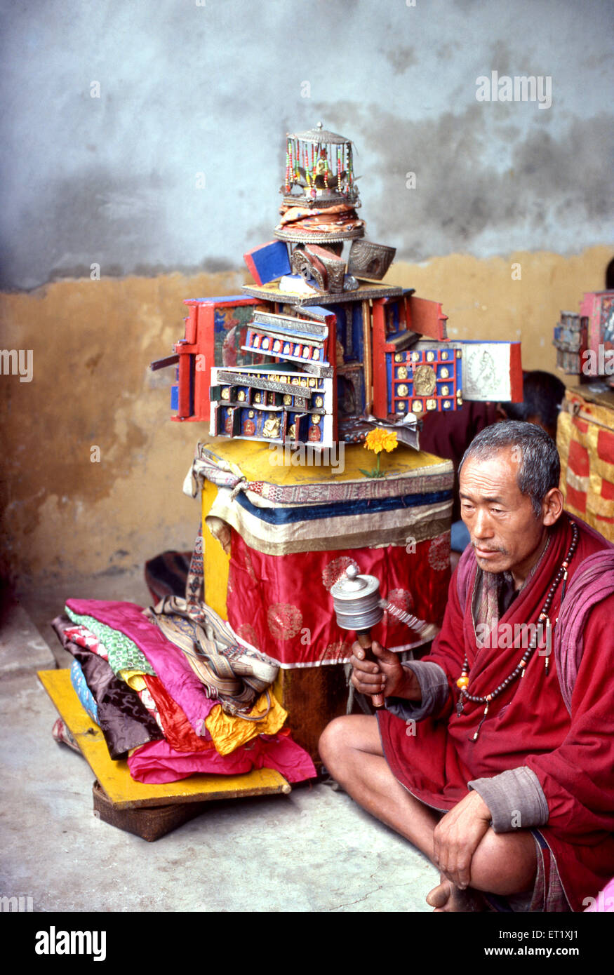 El sacerdote bhutanés con el templo móvil de Buda gira rueda de oración en Bután ; Asia ; foto de la vieja vendimia de 1900s Foto de stock