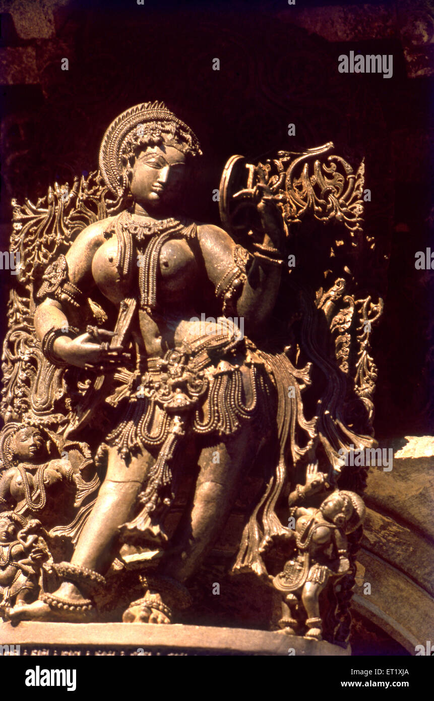 Escultura de espejo con aspecto de mujer; templo de Chennakesava; Chennakesava; Keshava; Kesava; Vijayanarayana; Belur; Karnataka; India; Asia; antigua vendimia 1900s Foto de stock