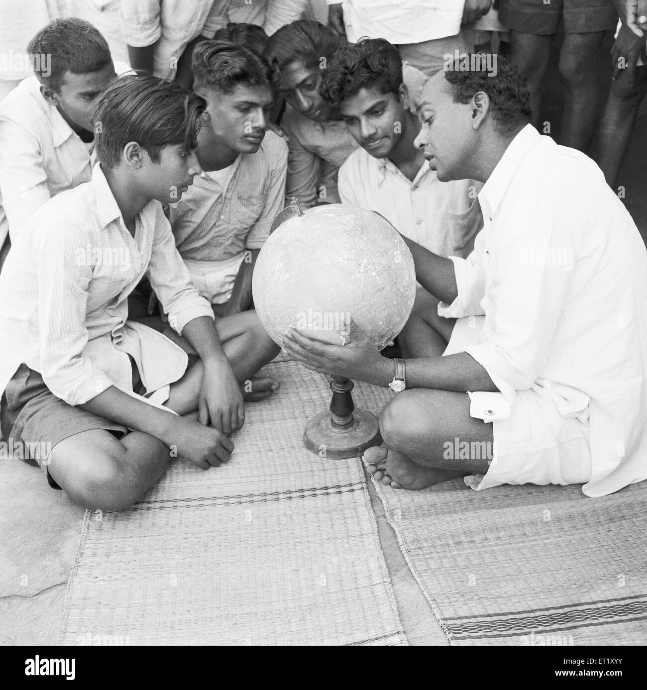 Clase de geografía ; VIDYAPITH está entrenando a jóvenes rurales para la vida progresiva ; Nanjangud ciudad cerca de Mysore ; Karnataka ; India ; Asia ; antigua vendimia 1900 Foto de stock