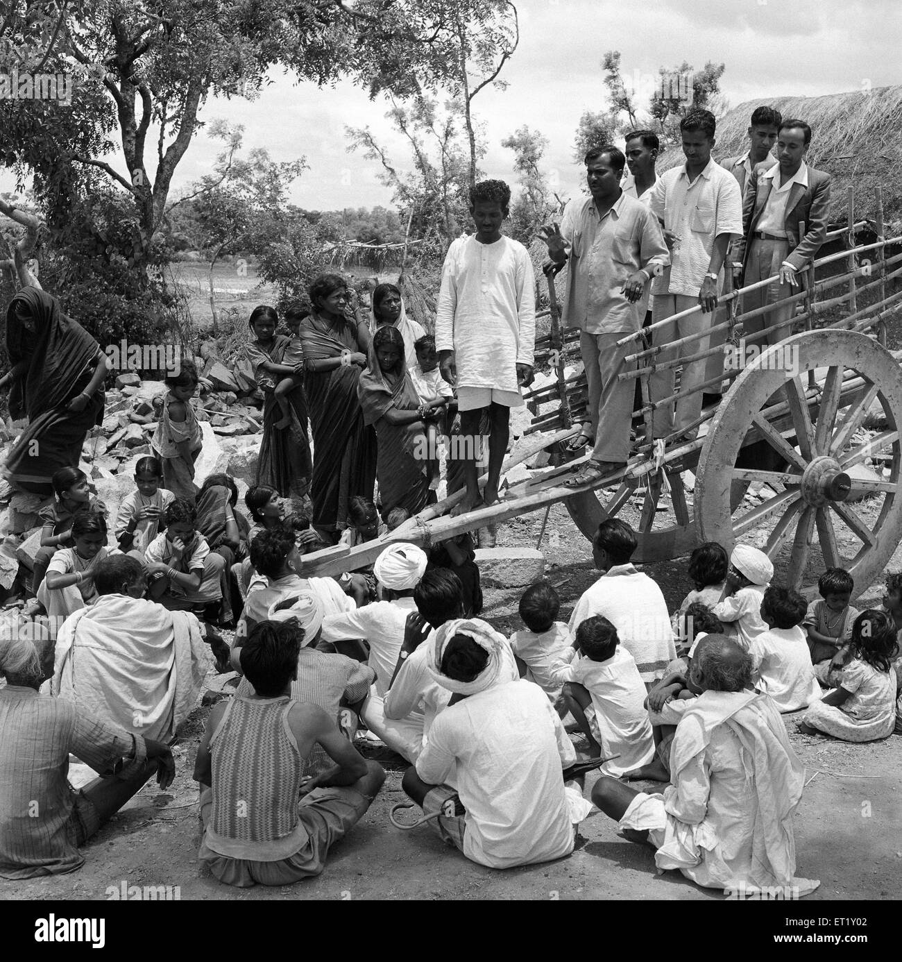 Formación de interacción en grupo de jóvenes rurales ; Nanjangud cerca de Mysore ; Karnataka ; India ; Asia ; Asia ; Asia ; Indio ; foto de la vieja vendimia de 1900s Foto de stock
