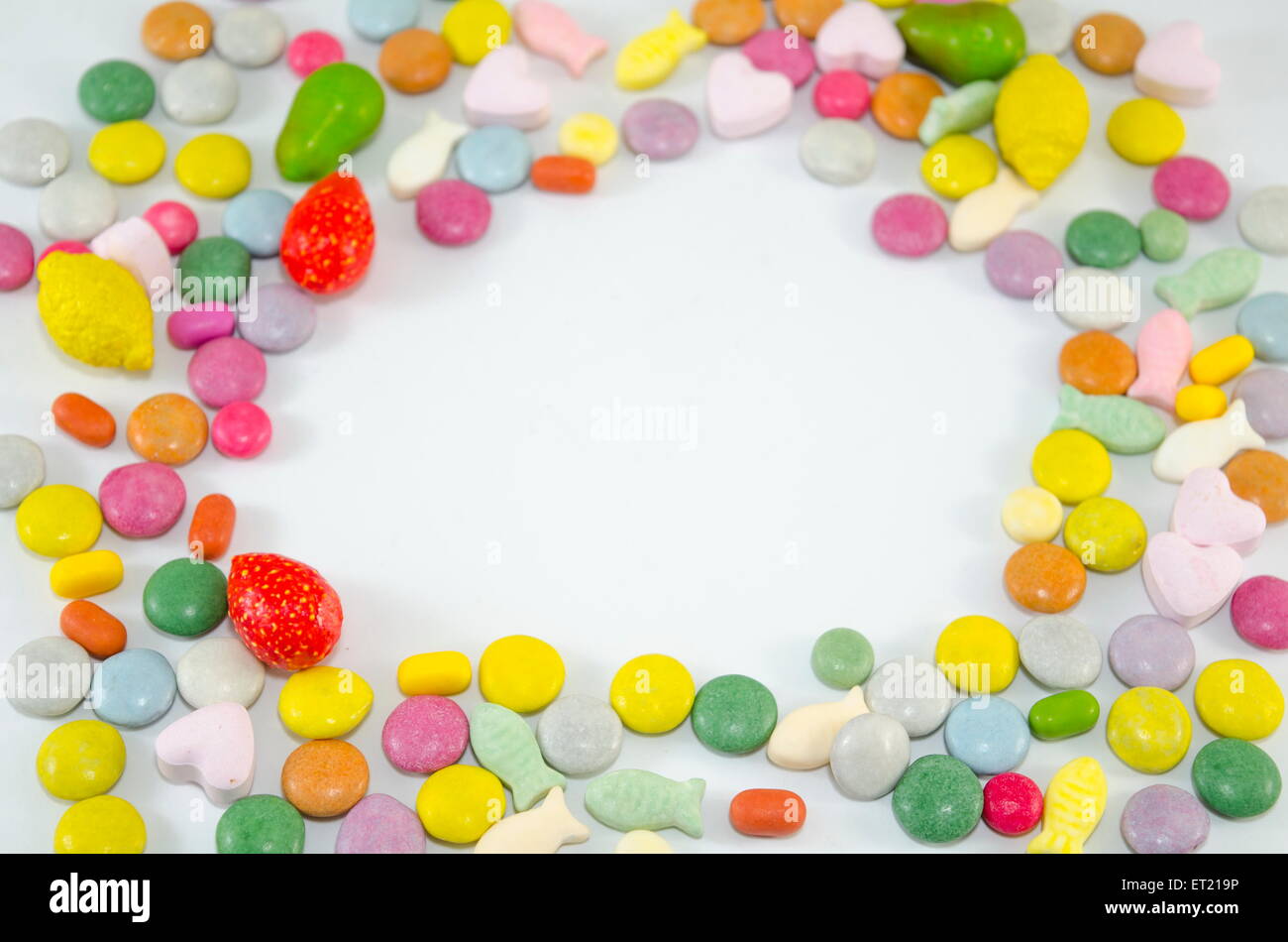 Coloridos bombones dispuestas en círculo con copia espacio dejado en el centro Foto de stock