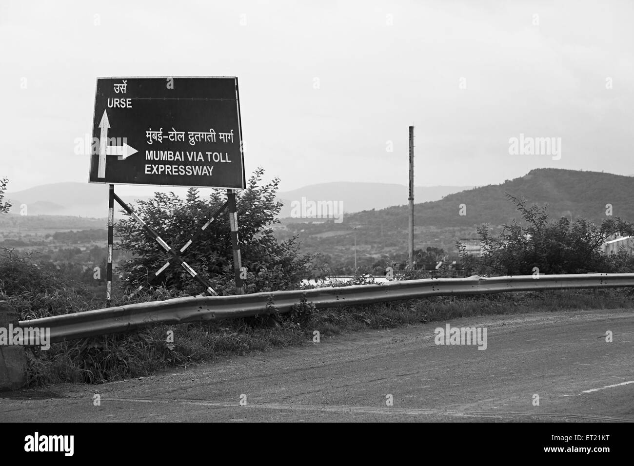 Letrero Urse o a través de la autopista de peaje Talegaon Mumbai Maharashtra India Asia Sept 2011 Foto de stock