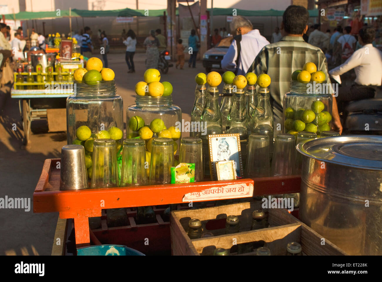 Jugo de limón puesto al borde de la carretera, Anand, Charotar, Gujarat, India, Asia Foto de stock
