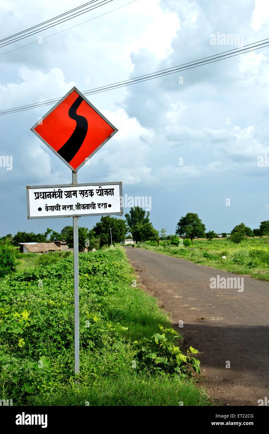 Letrero PMGSY en carretera Ladgaon Shrirampur Ahmednagar Maharashtra India Asia Foto de stock
