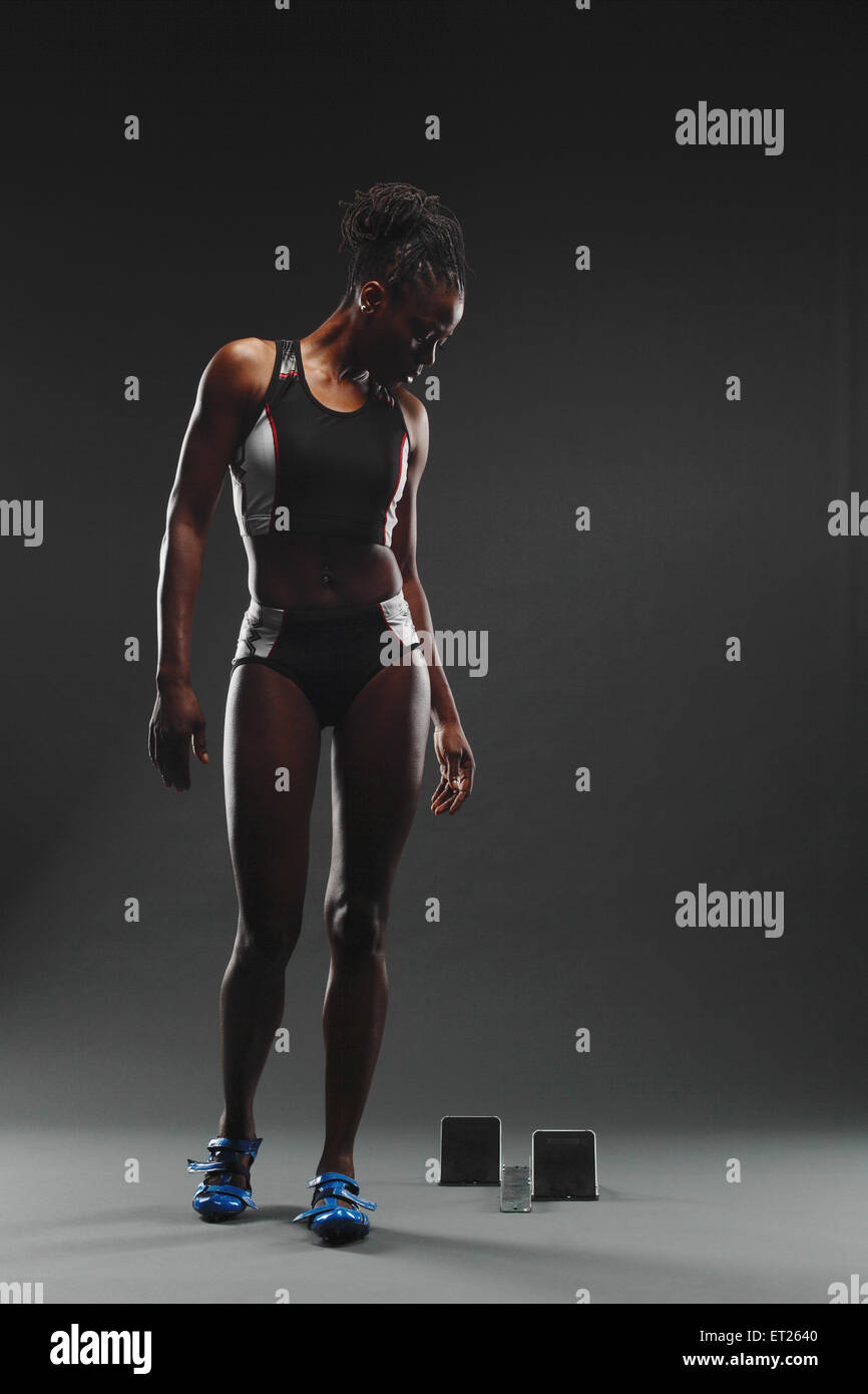 El ejercicio de la atleta femenina africana, Foto de Estudio Foto de stock