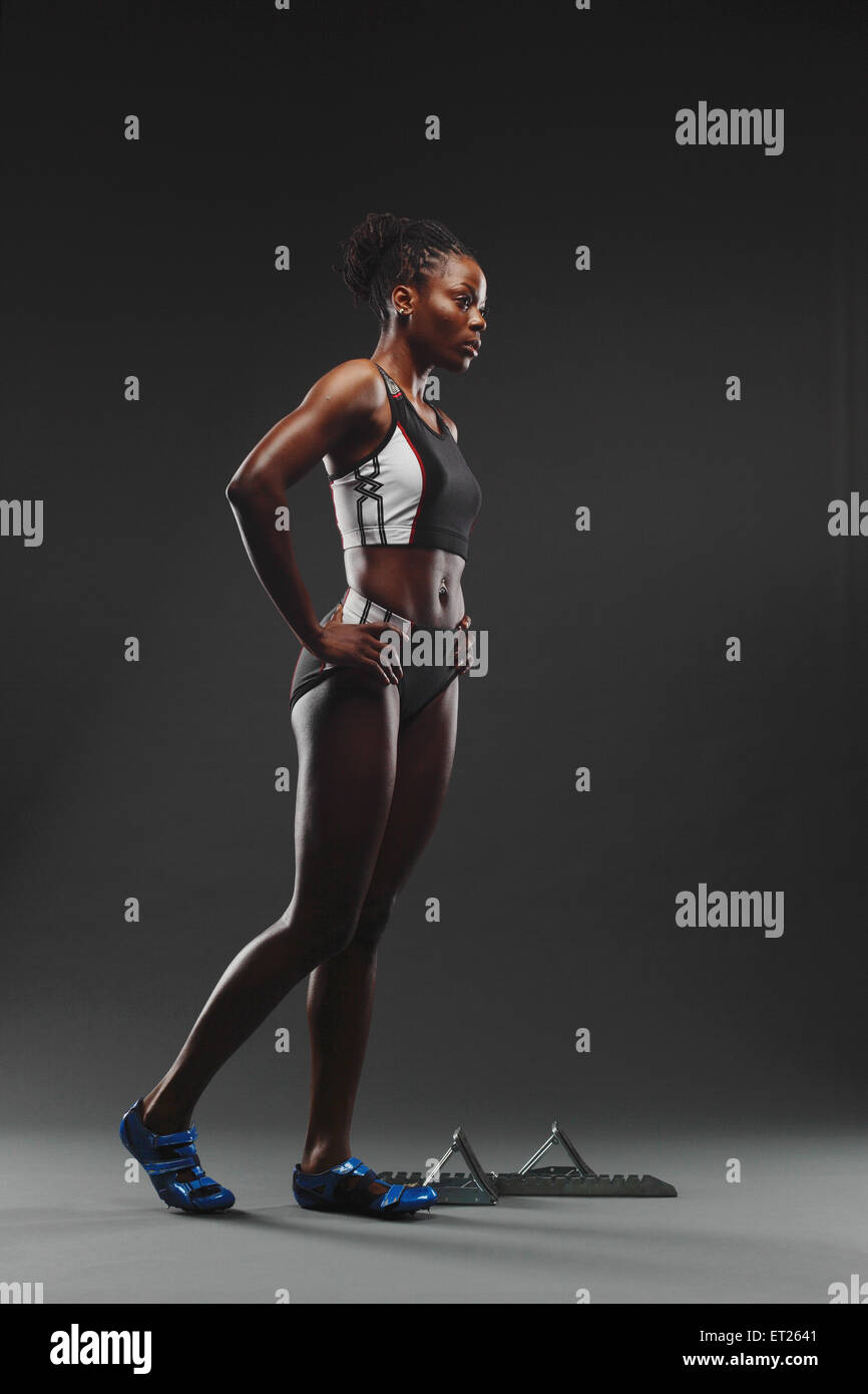 El ejercicio de la atleta femenina africana, Foto de Estudio Foto de stock