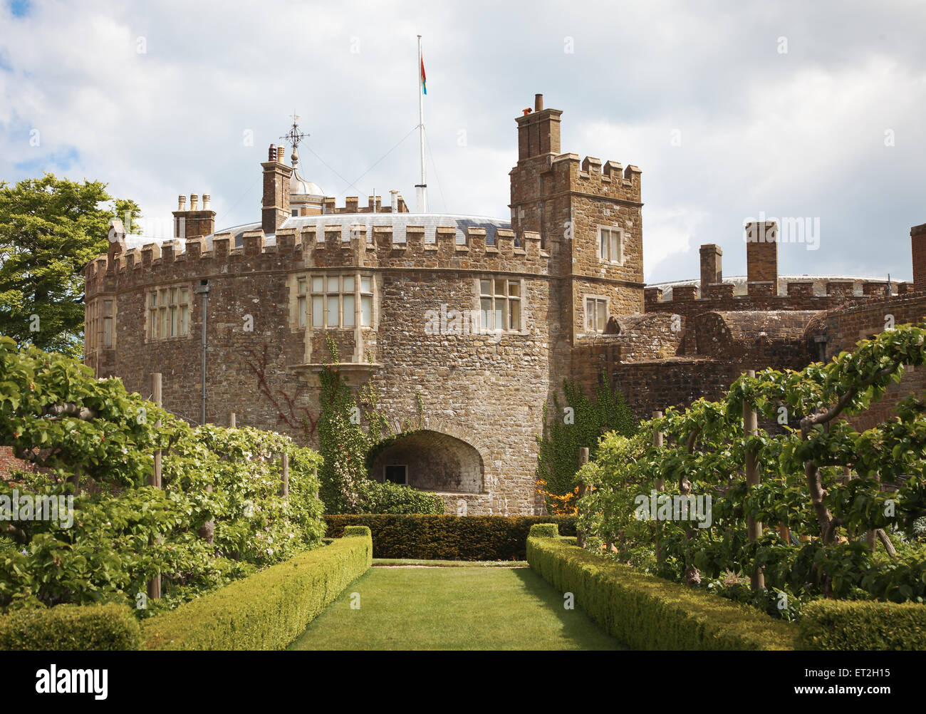 Walmer Castle en Kent construido por Henry VIII de 1539 para defender los downs, visto aquí desde los jardines Foto de stock