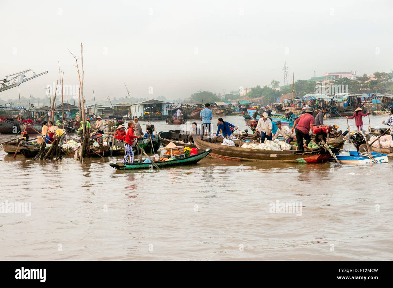 El mercado flotante, Chau Doc, Vietnam Foto de stock