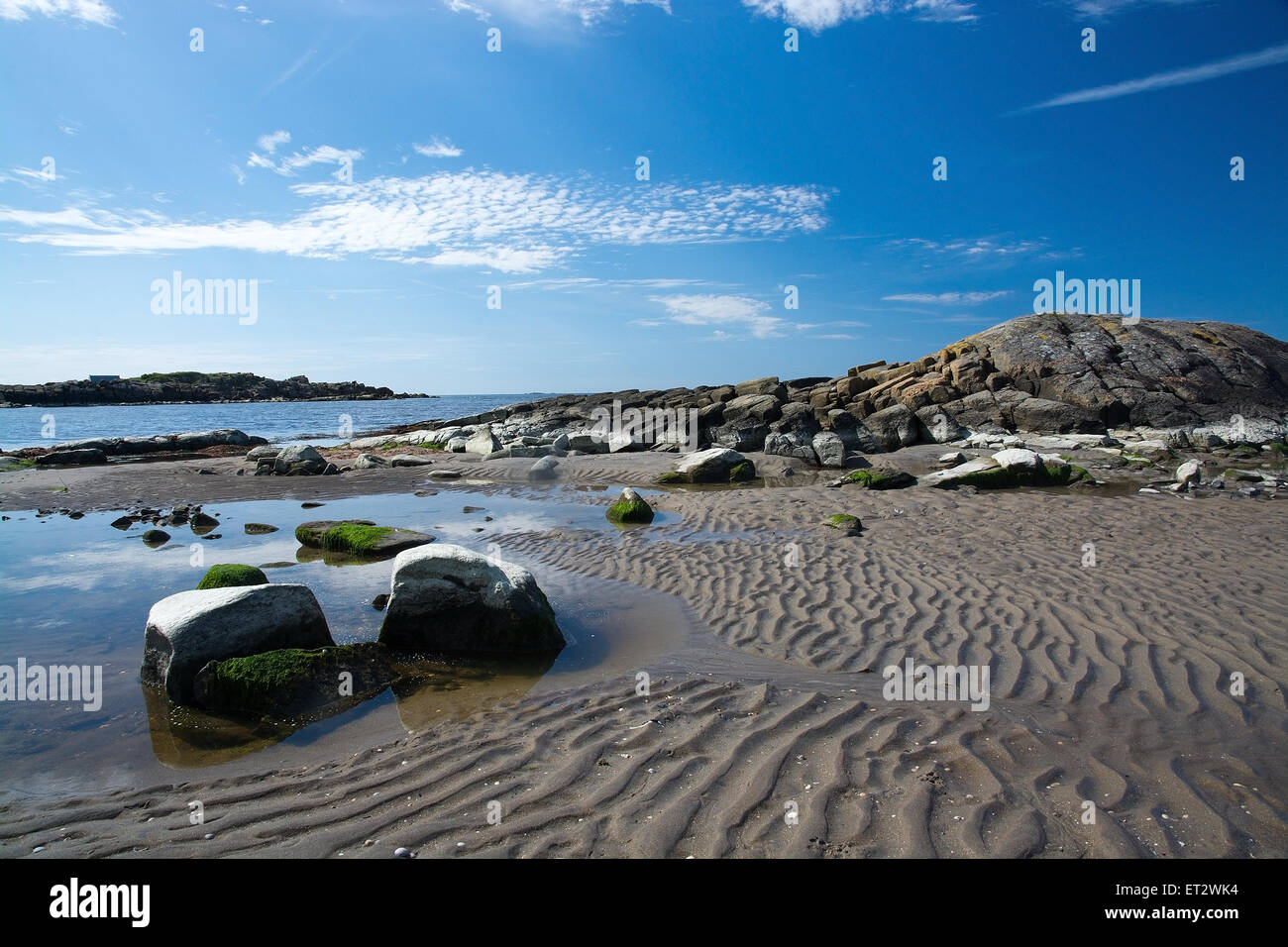 Playa rocosa paisaje y cielo azul en Falkenberg, Suecia. Foto de stock