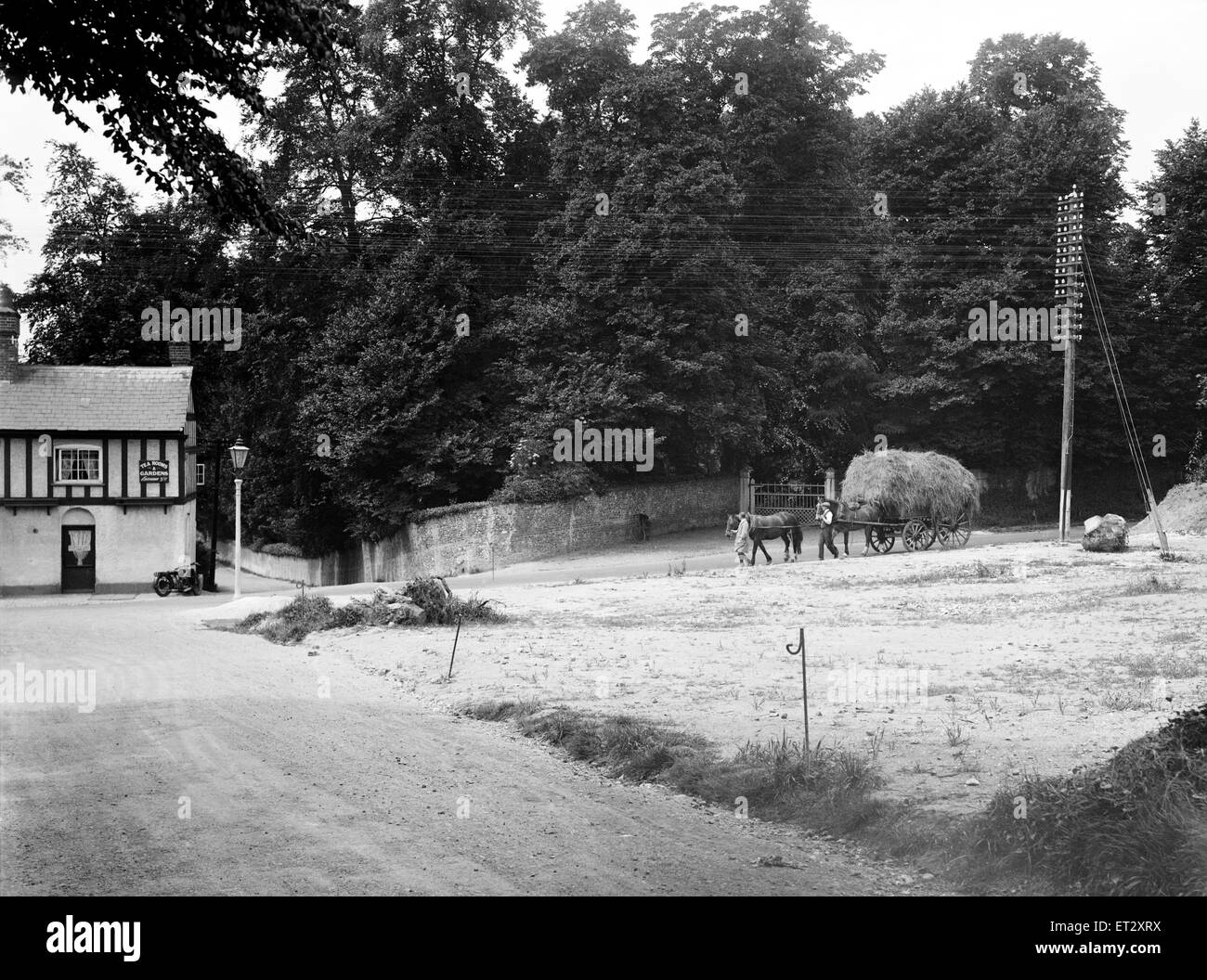 La encrucijada en el faisán Inn Chalfont St Giles mirando al occidente desde London Road, la holgura de la cabaña en primer plano permite la ampliación de la Unión, Buckinghamshire. 17 de agosto de 1928. Foto de stock