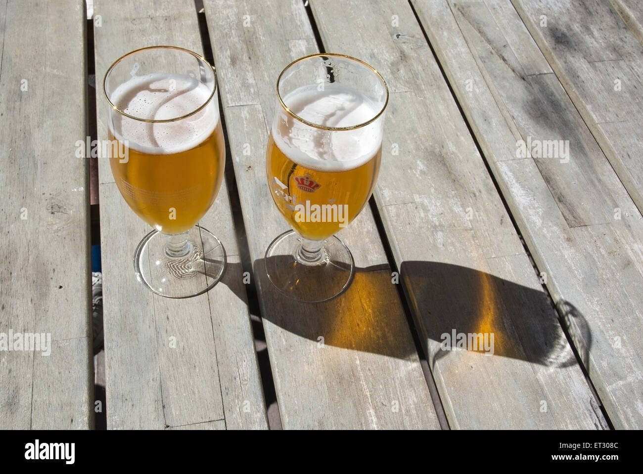 Dos sobre la de madera rústica en Carlsberg logo gafas de sol al aire libre Fotografía de stock - Alamy