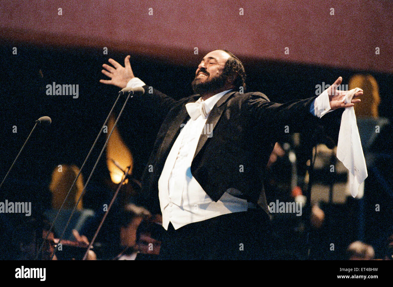 Luciano Pavarotti, el tenor italiano, cantando en un concierto al aire libre en el Hyde Park de Londres. Este fue un concierto gratuito para celebrar sus 30 años en la ópera. El 30 de julio de 1991. Foto de stock