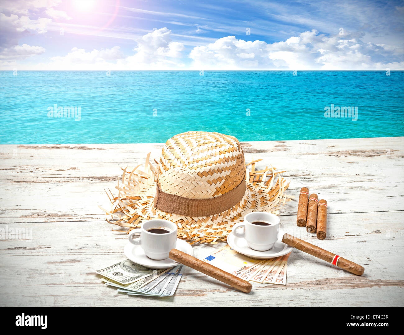 Cafés, cigarros, dinero y sombrero en Playa Madera tabla. Concepto de aventura en verano. Foto de stock