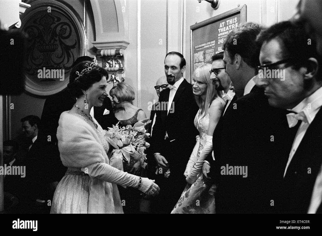 El rendimiento real de variedades, London Palladium, el 8 de noviembre de 1965. La reina Isabel II hace su camino hacia abajo la línea de presentación. Reunión cantantes populares Pedro, Pablo y María, y el actor cómico Peter Sellers. Foto de stock
