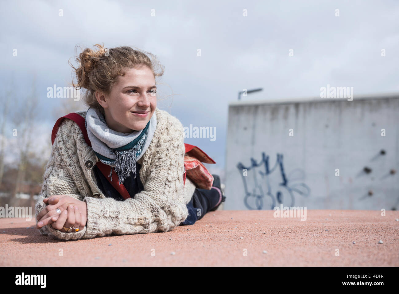 Retrato de un joven tumbado en la rotonda y sonriente Baviera Munich Alemania Foto de stock