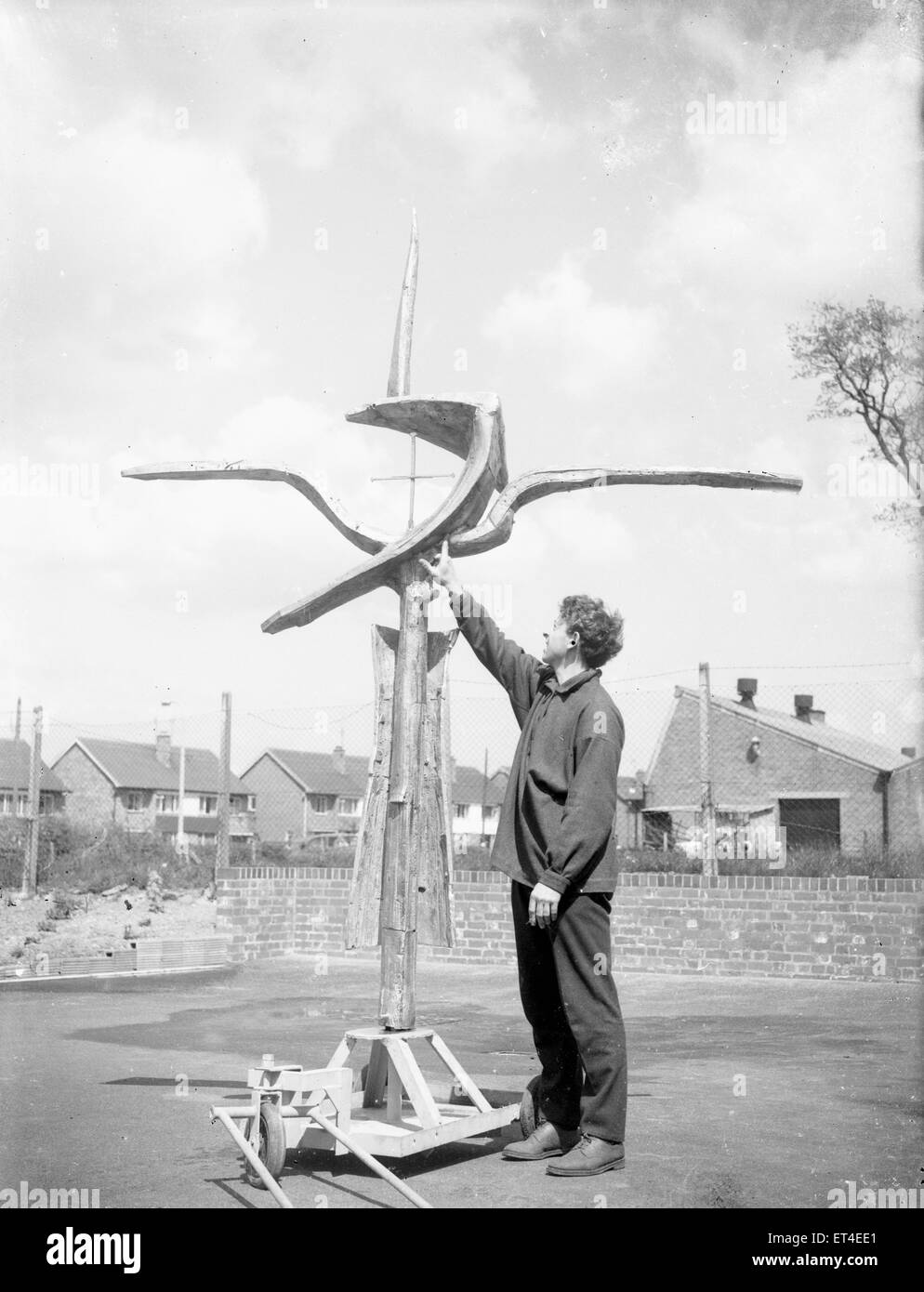 La cruz de clavos creada por Geoffrey Clarke para el altar en la recién construida Catedral de Coventry tiene una inspección final antes de ser trasladado a la catedral circa 1962 Foto de stock