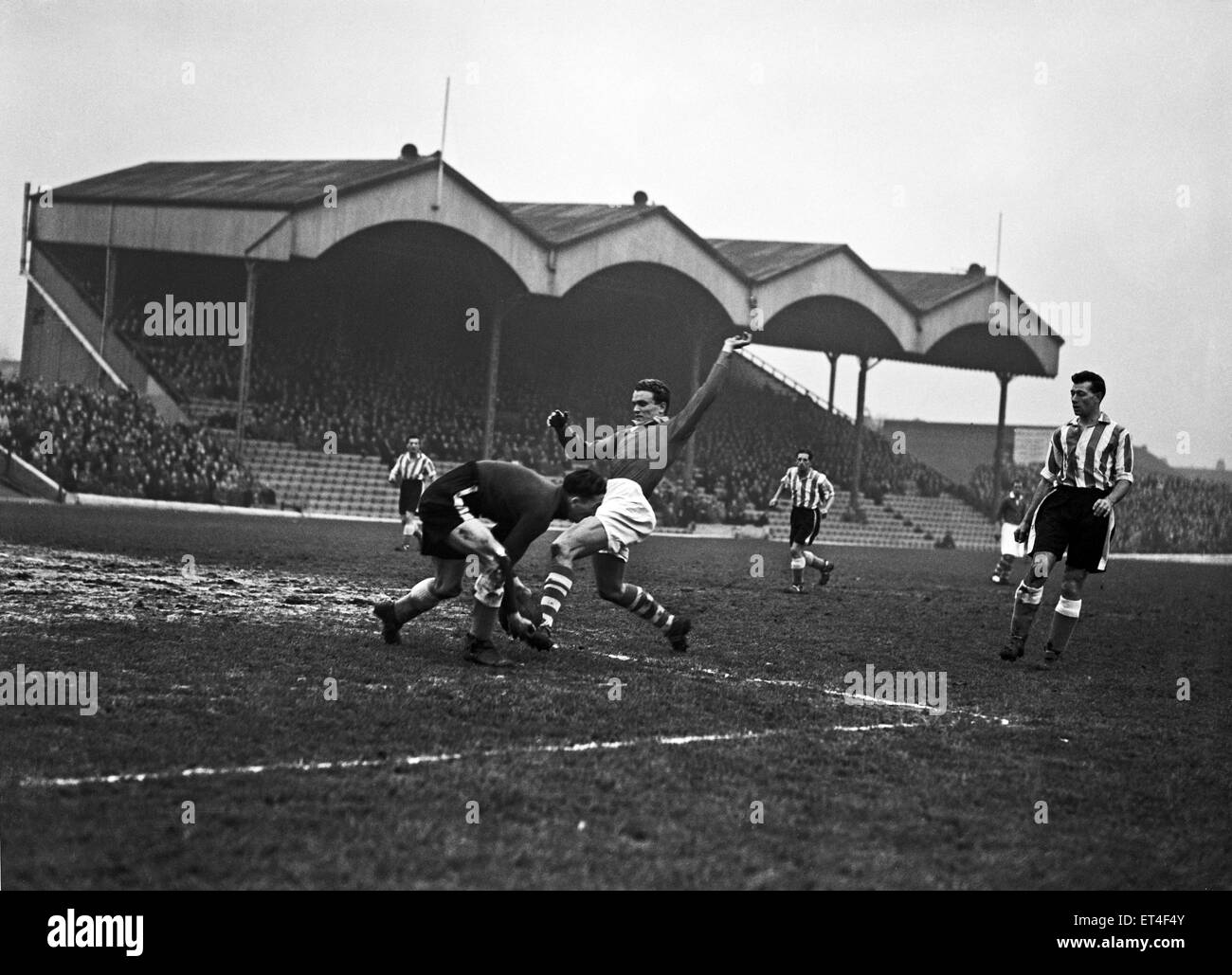 La primera división de la Liga inglesa disputado en el valle. Charlton Athletic 2 v Sheffield Wednesday 1. Hans Jeppson de Charlton en acción en su debut. 13 de enero de 1951. Foto de stock